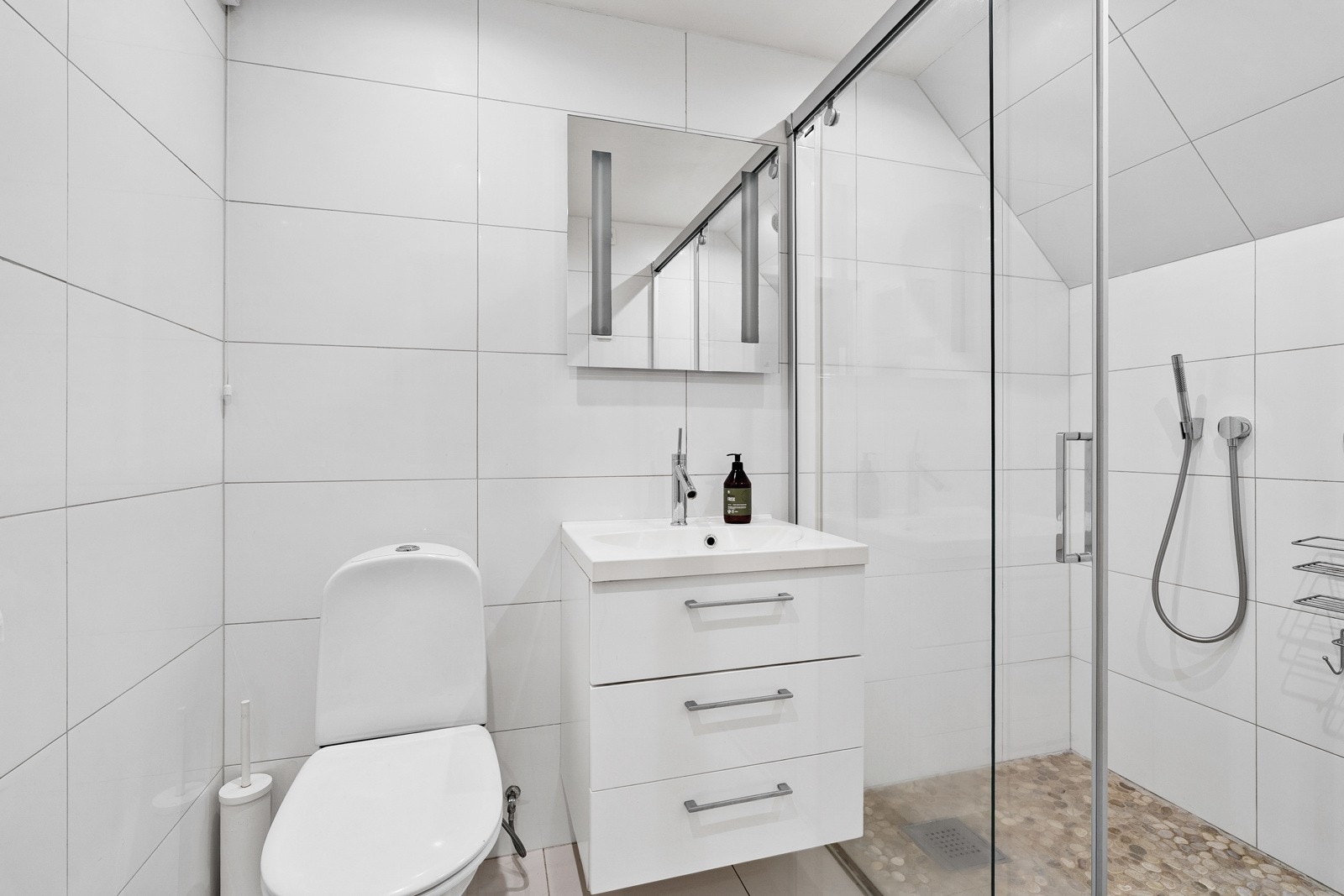 Bad fra 2021 i tilknytning soverommet i underetasjen. Galleribilde