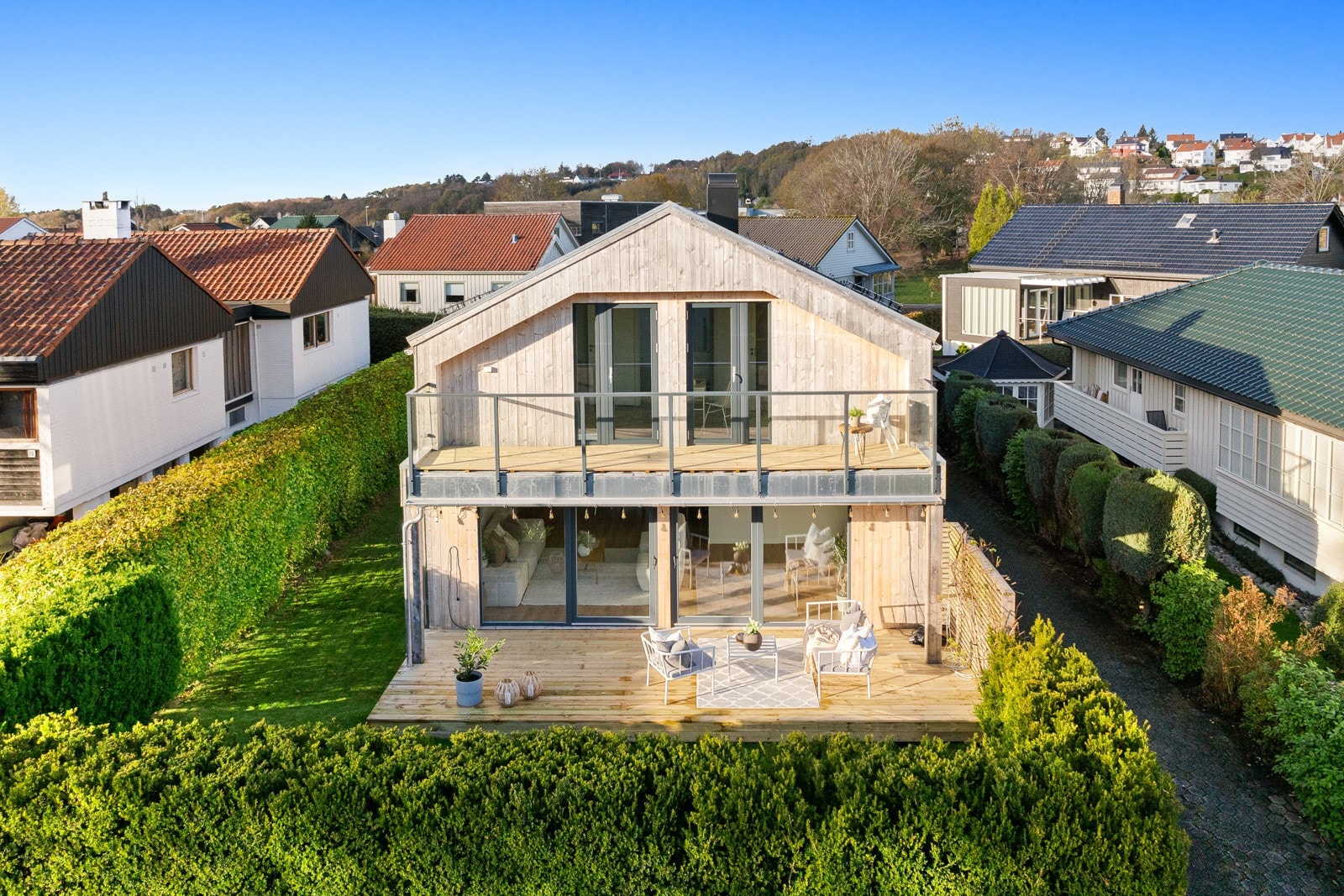 Hagen ligger lunt til og er godt skjermet, med utsikt mot grøntområdet og akebakken rett over eiendommen. Galleribilde