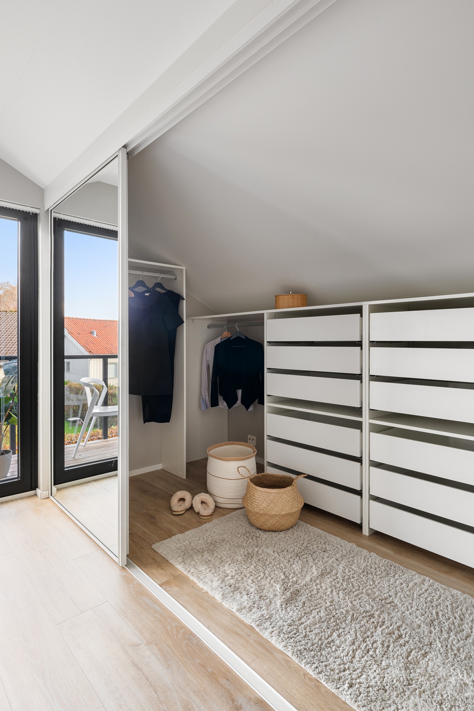 I tilknytning til hovedsoverommet ligger en stor walk-in garderobe med rikelig oppbevaringsplass. Galleribilde