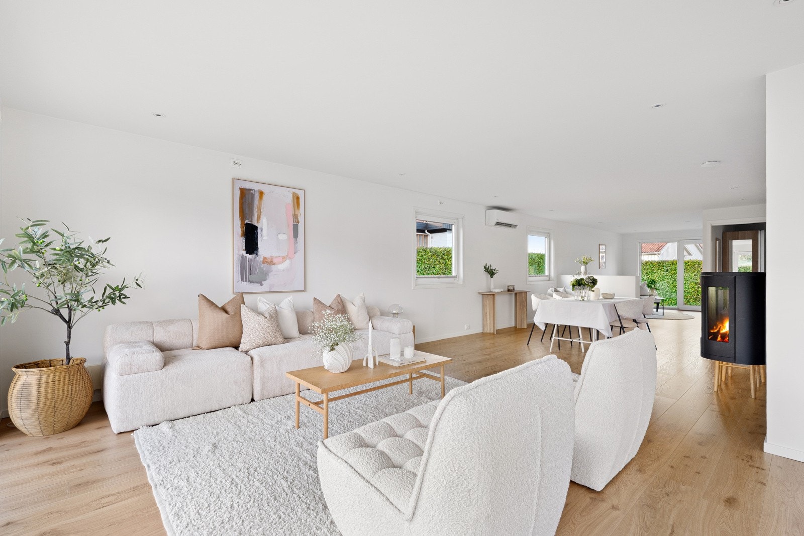 Stuen har gode møblerings muligheter, med god plass til å samle venner og familie. Galleribilde