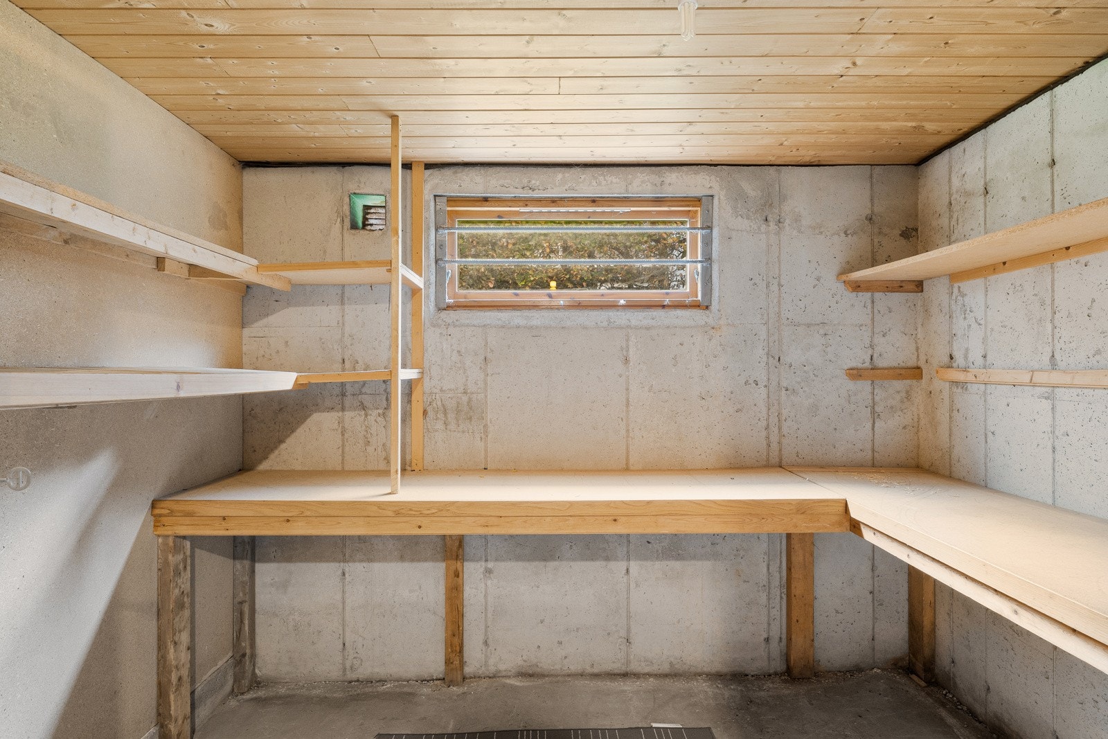 Her ligger i dag vaskerom, boder og et stort disponibelt rom som tidligere har vært brukt til oppbevaring og hobby. Galleribilde