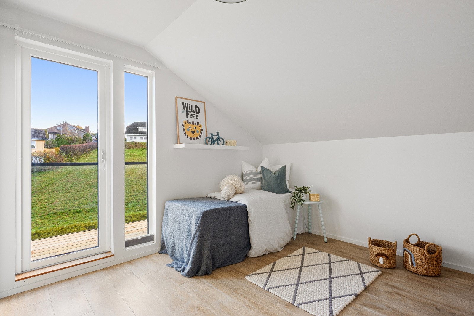 Begge rommene har innebygde garderobeskap som gir gode oppbevaringsmuligheter og effektiv utnyttelse av plassen. Galleribilde