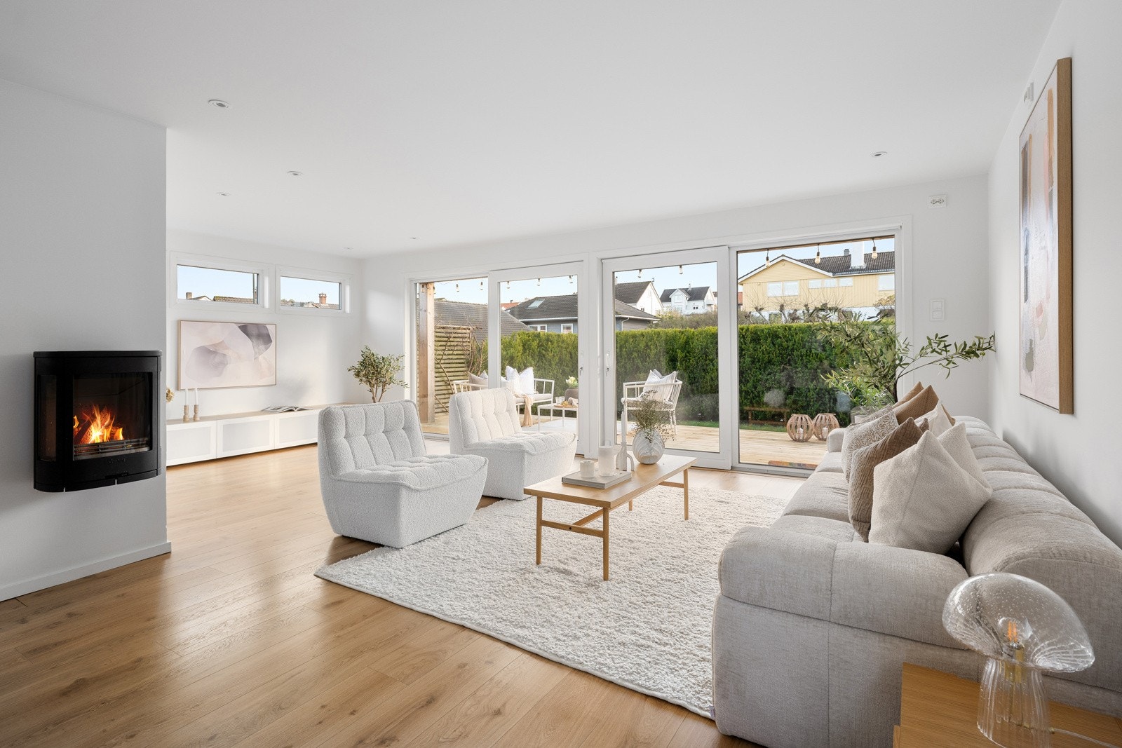 De mange vindusflatene mot hagen gir lys, luft og en behagelig romfølelse. Galleribilde