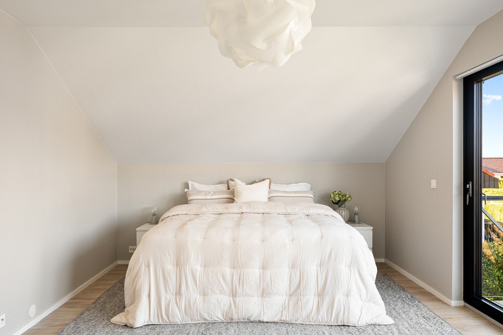 Alle rommene har god størrelse og gjennomgående lyse overflater som gir et moderne og luftig preg. Galleribilde