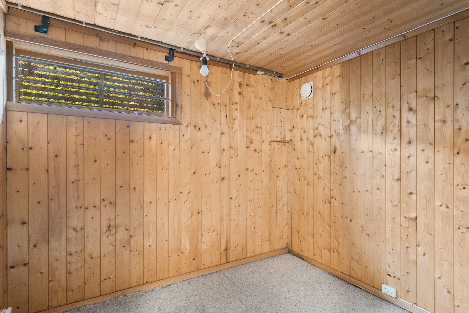 Her ligger i dag vaskerom, boder og et stort disponibelt rom som tidligere har vært brukt til oppbevaring og hobby. Galleribilde