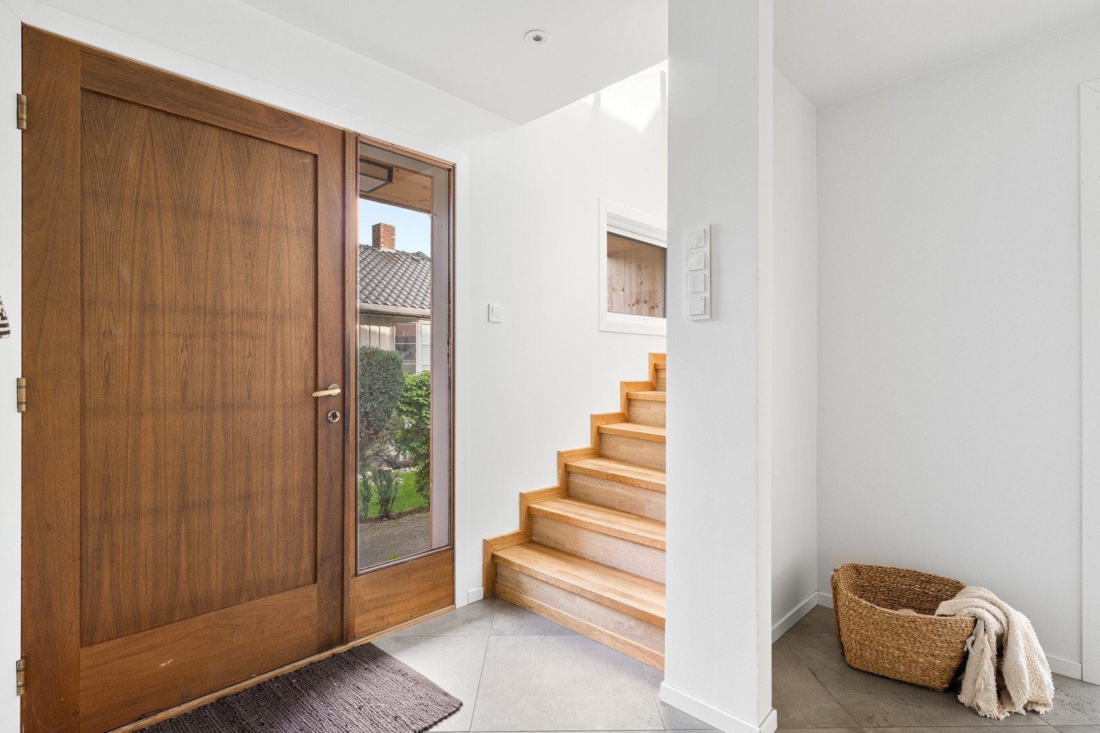 Entréen gir et svært godt førsteinntrykk med lyse fliser og varme i gulvet - en praktisk og behagelig løsning som tåler både vær og bruk. Galleribilde