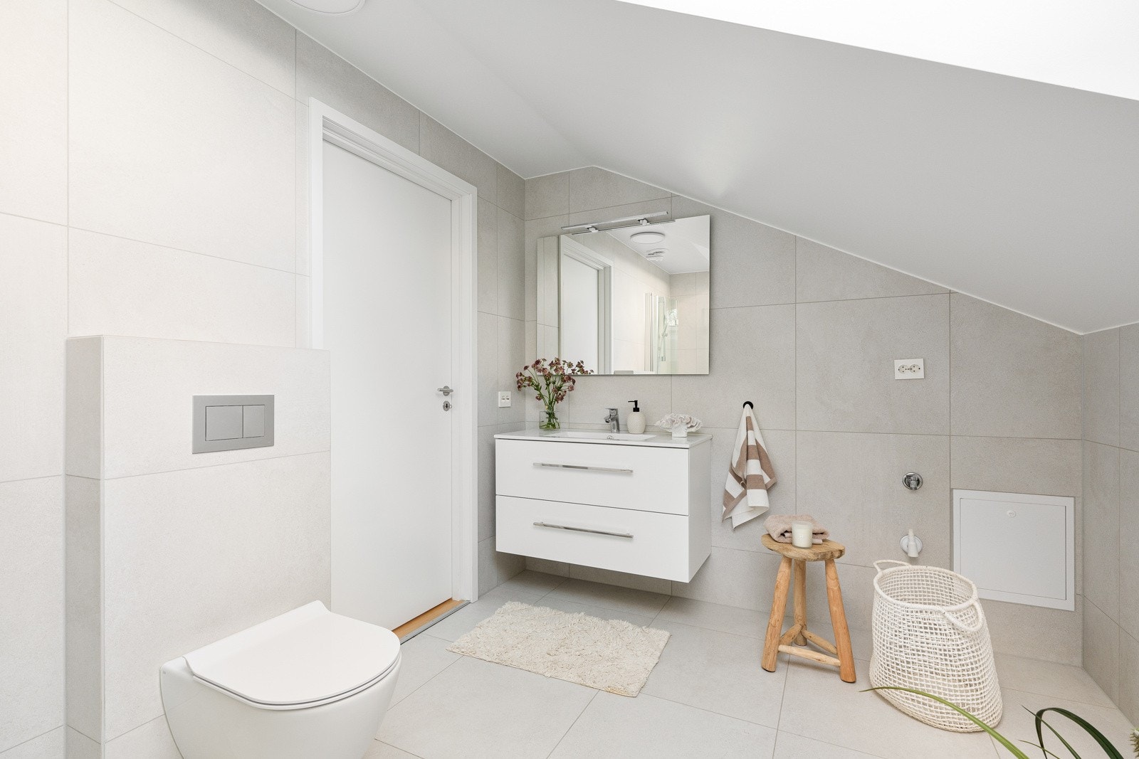 Badet ble oppgradert i 2021 og har flislagte overflater, dusjhjørne, vegghengt toalett, servantmøbel og varmekabler i gulv. Galleribilde