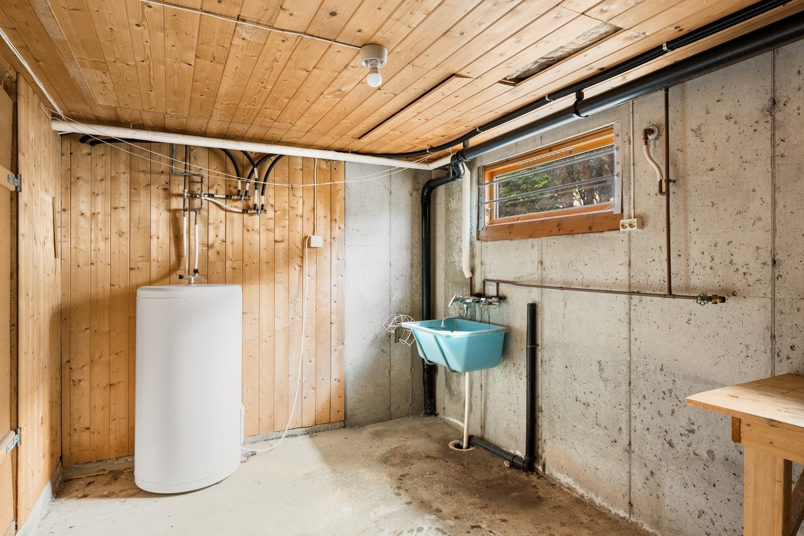 Underetasjen har egen inngang og et samlet bruksareal på ca. 90 kvm, noe som gir særdeles gode muligheter for videre utvikling. Galleribilde