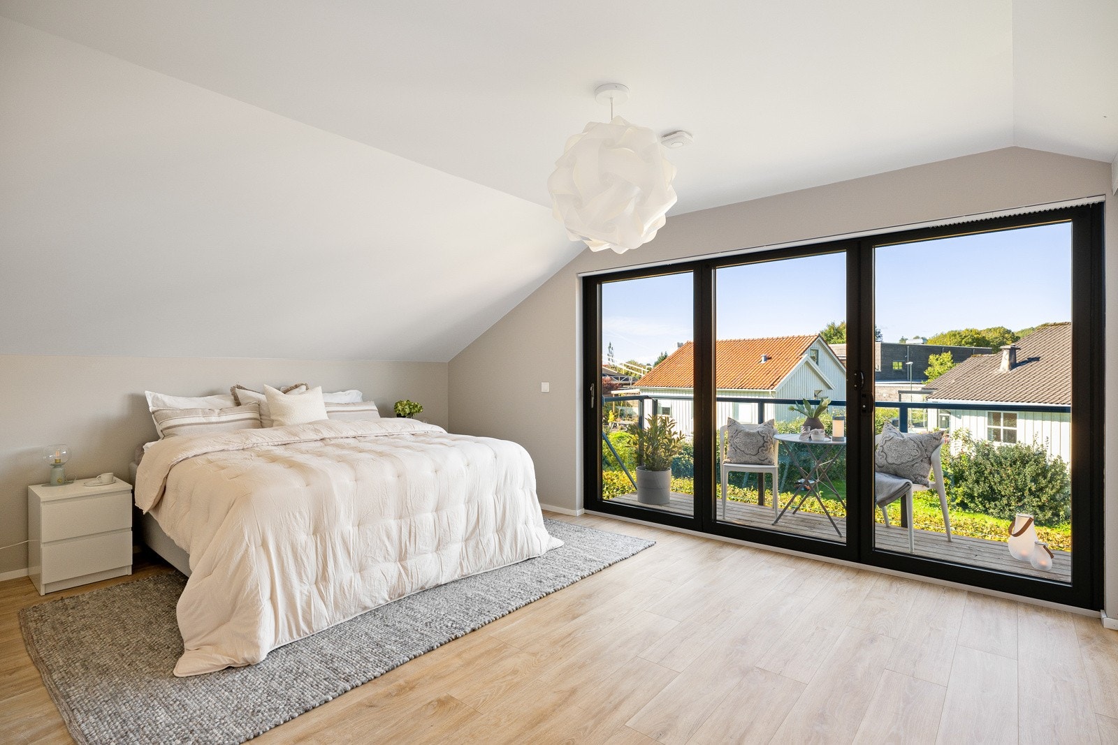 Her ligger tre soverom, loftsstue, bad og en romslig gang. Galleribilde