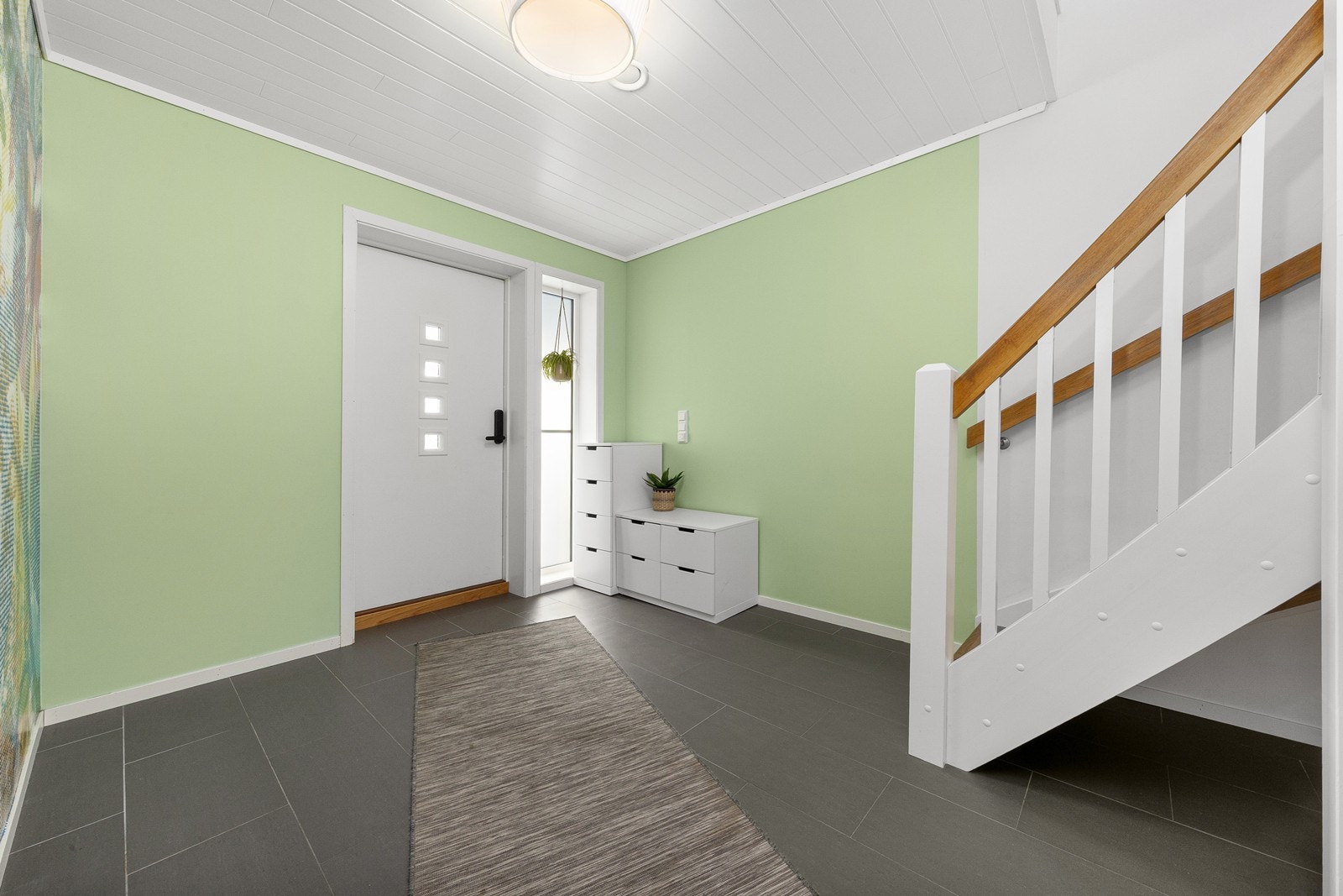 Velkommen inn til entréen med plass til oppheng av yttertøy og til å sette ifra seg sko. Galleribilde