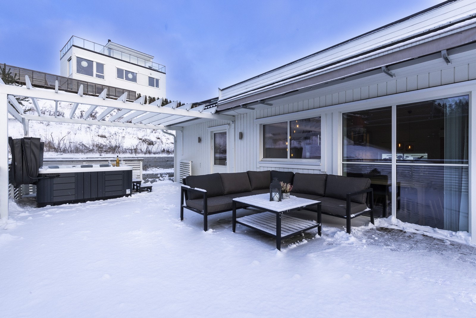 Flott uteområde med god plass til utemøblement. Galleribilde