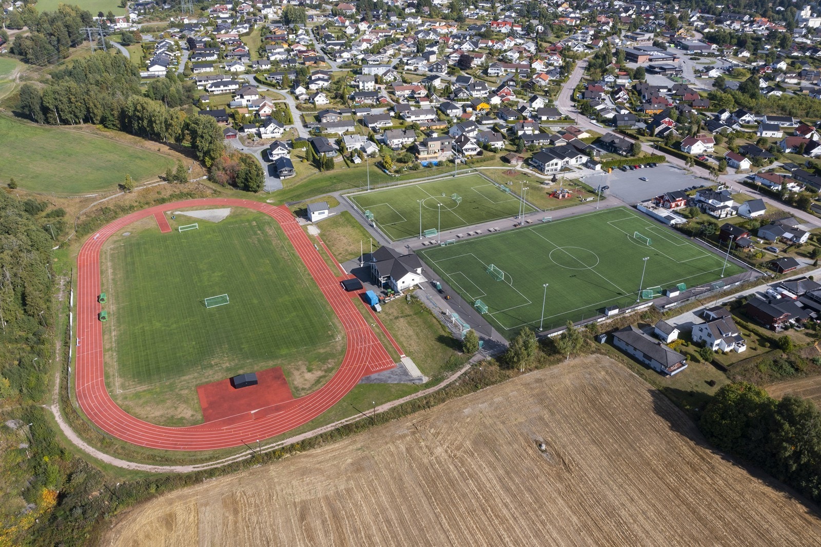 Eiker Kvikk idrettsanlegg ligger også i nærheten med bl.a. kunstgress fotballbane og friidrettsanlegg. Galleribilde