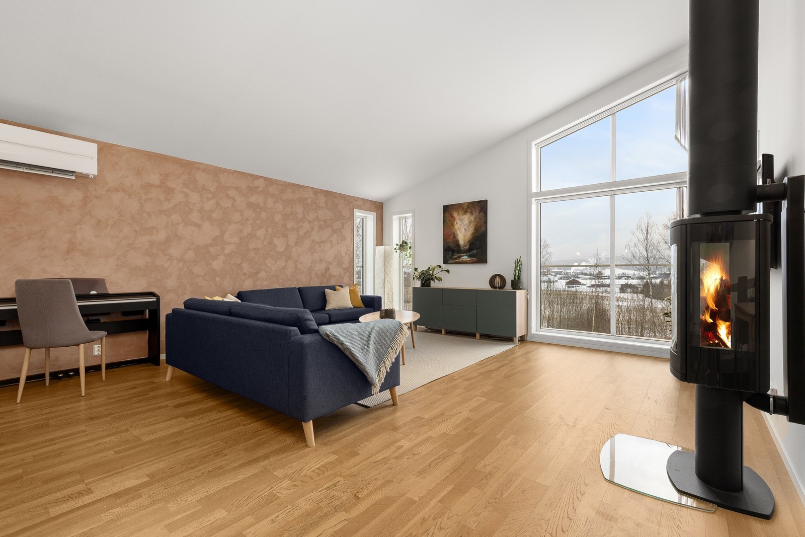 Vinduene slipper inn godt med naturlig lys, som gir rommet en luftig og åpen følelse. Galleribilde