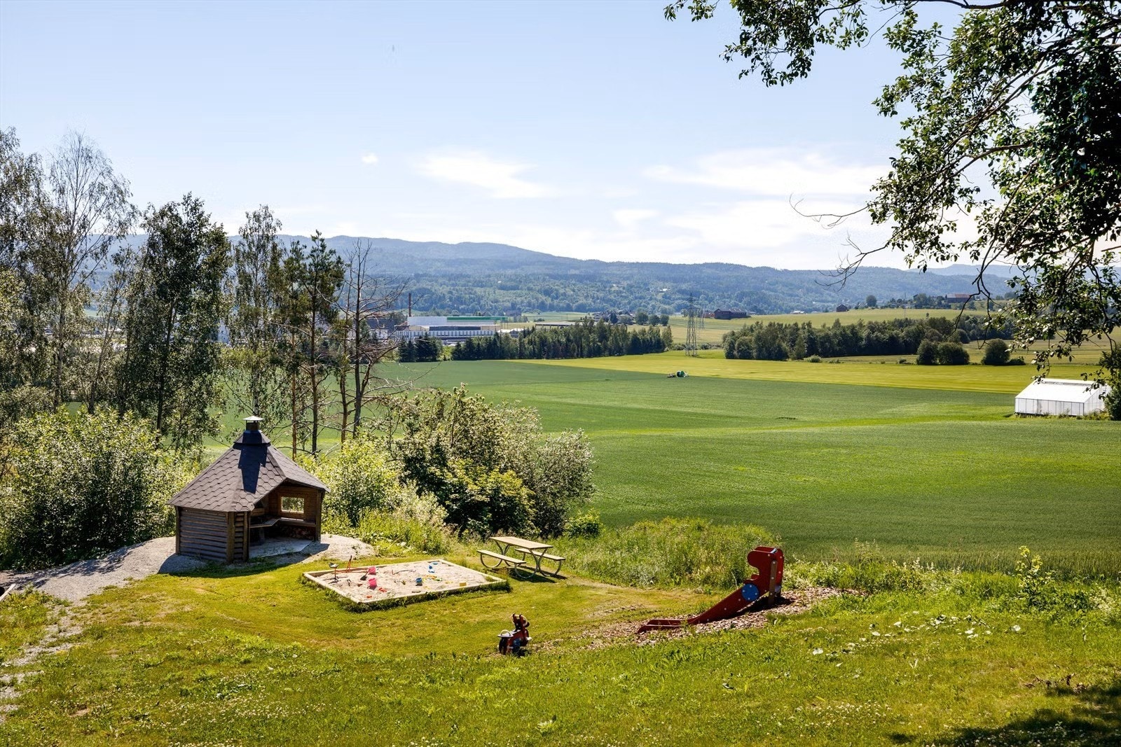 Roasvingen 22 fellesareal med grillhytte og bålpanne Galleribilde