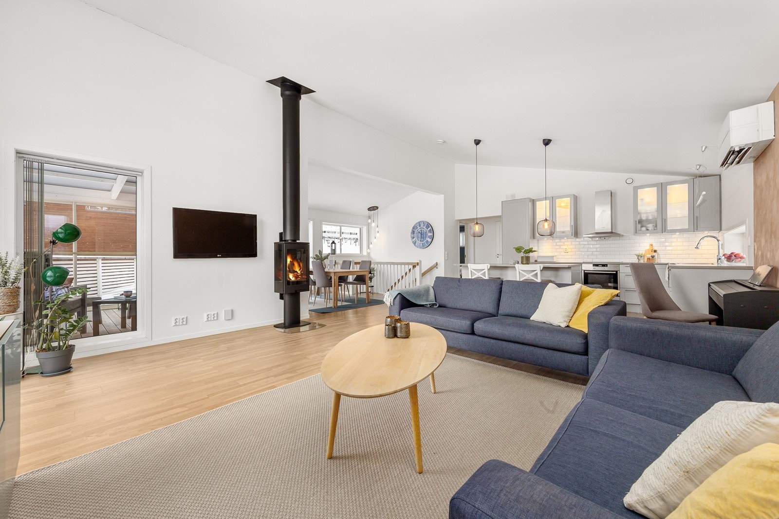 Romslig og lys stue med god takhøyde. Galleribilde