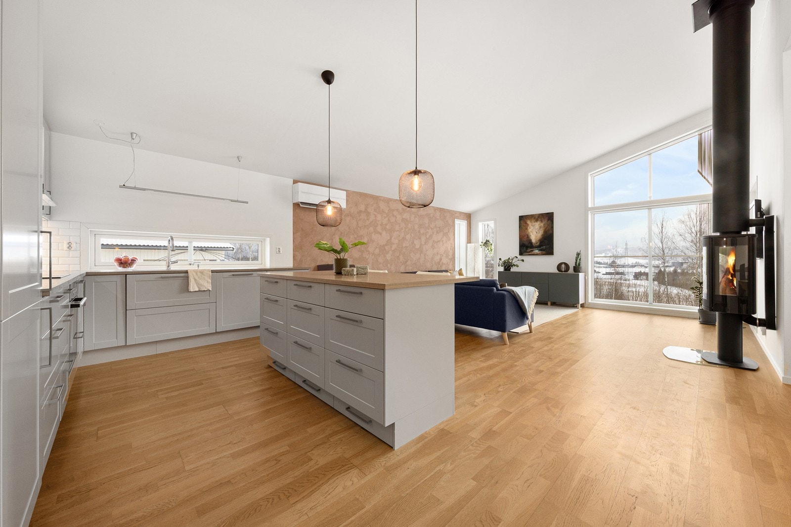 Kjøkkenet har lyse profilerte fronter og laminat benkeplate. Galleribilde