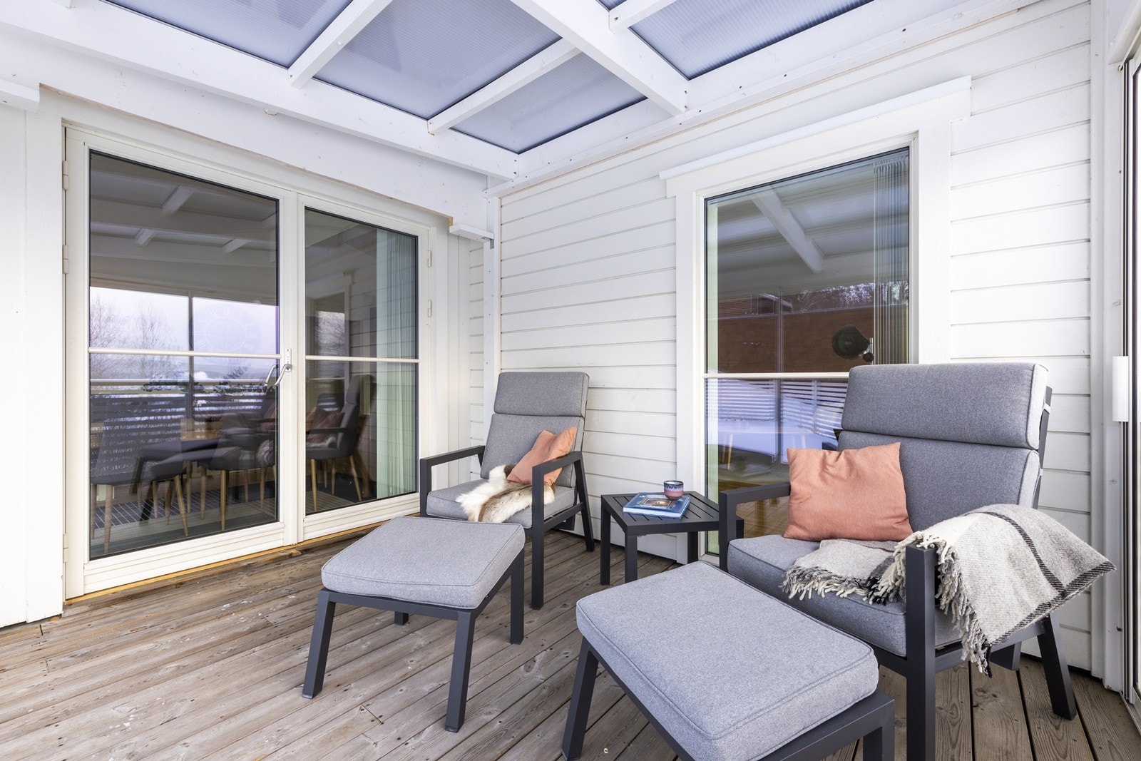 Fra stuen er det direkte utgang til en romslig balkong med plass til utemøblement. Galleribilde