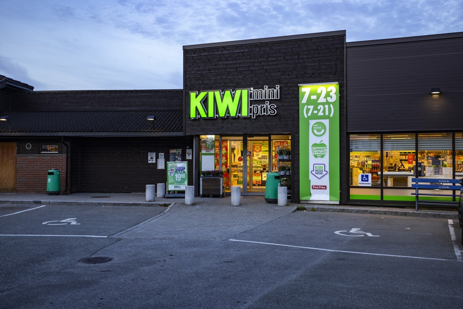 Det er også gangavstand til Kiwi dagligvarebutikk, ellers er det flere dagligvareforretninger, apotek m.m. i Hokksund sentrum. Galleribilde