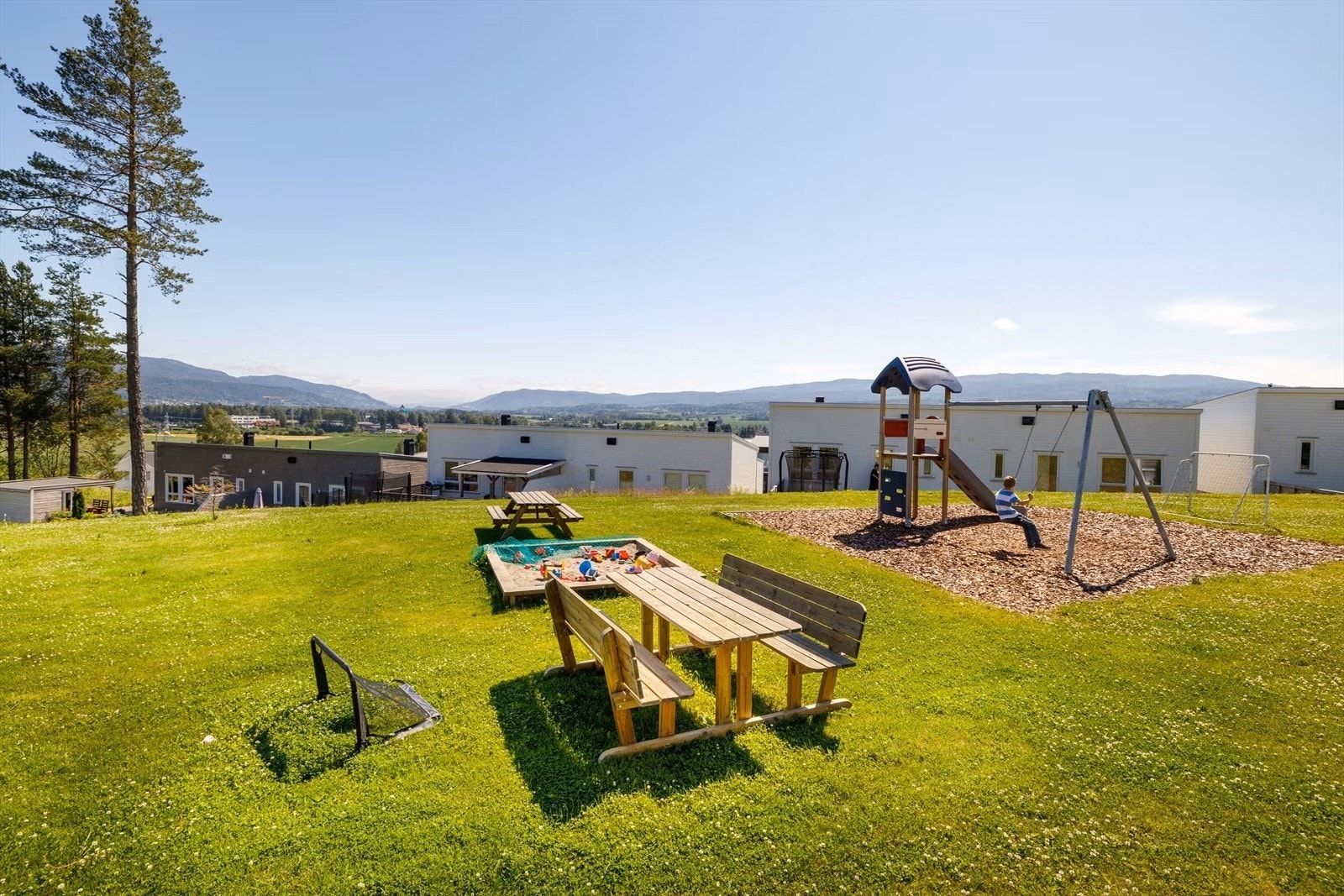 Roasvingen 22 fellesareale med lekeplass Galleribilde