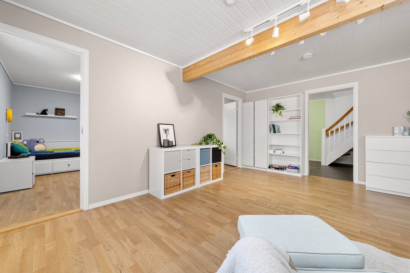 Fra gangen går man videre inn til 3 av boligens soverom, vaskerom og bad. Galleribilde