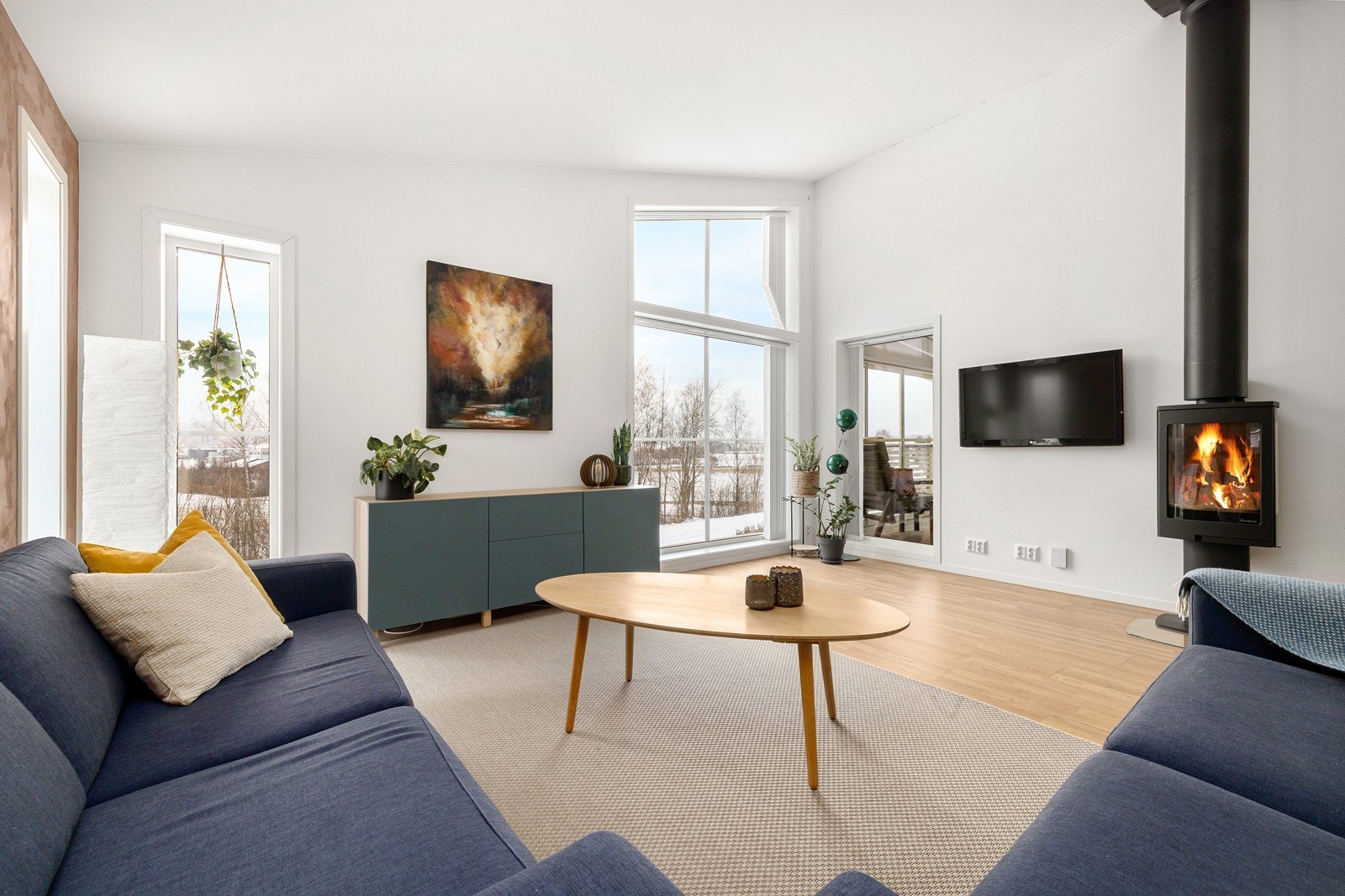 Flott stue med god takhøyde og lyse overflater! Galleribilde