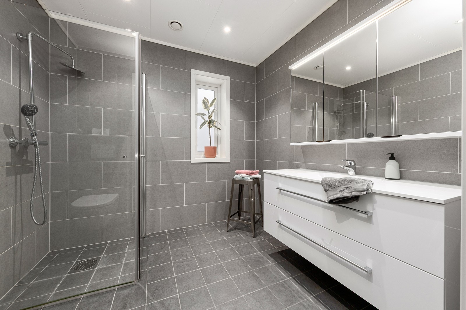 Boligen har to moderne bad, begge badene er flislagt og har varmekabler i gulvet. Badet i 2. etasje har en moderne innredning, og er utstyrt med dusjhjørne og vegghengt toalett. Galleribilde