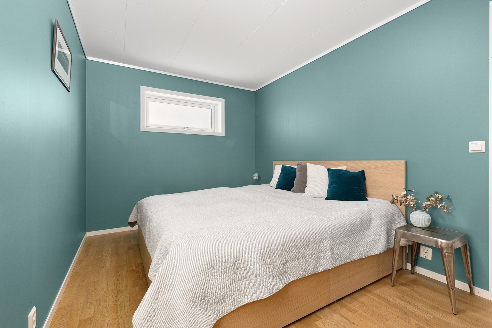 Soverom 4. Hovedsoverommet har plass til dobbeltseng og nattbord. Galleribilde