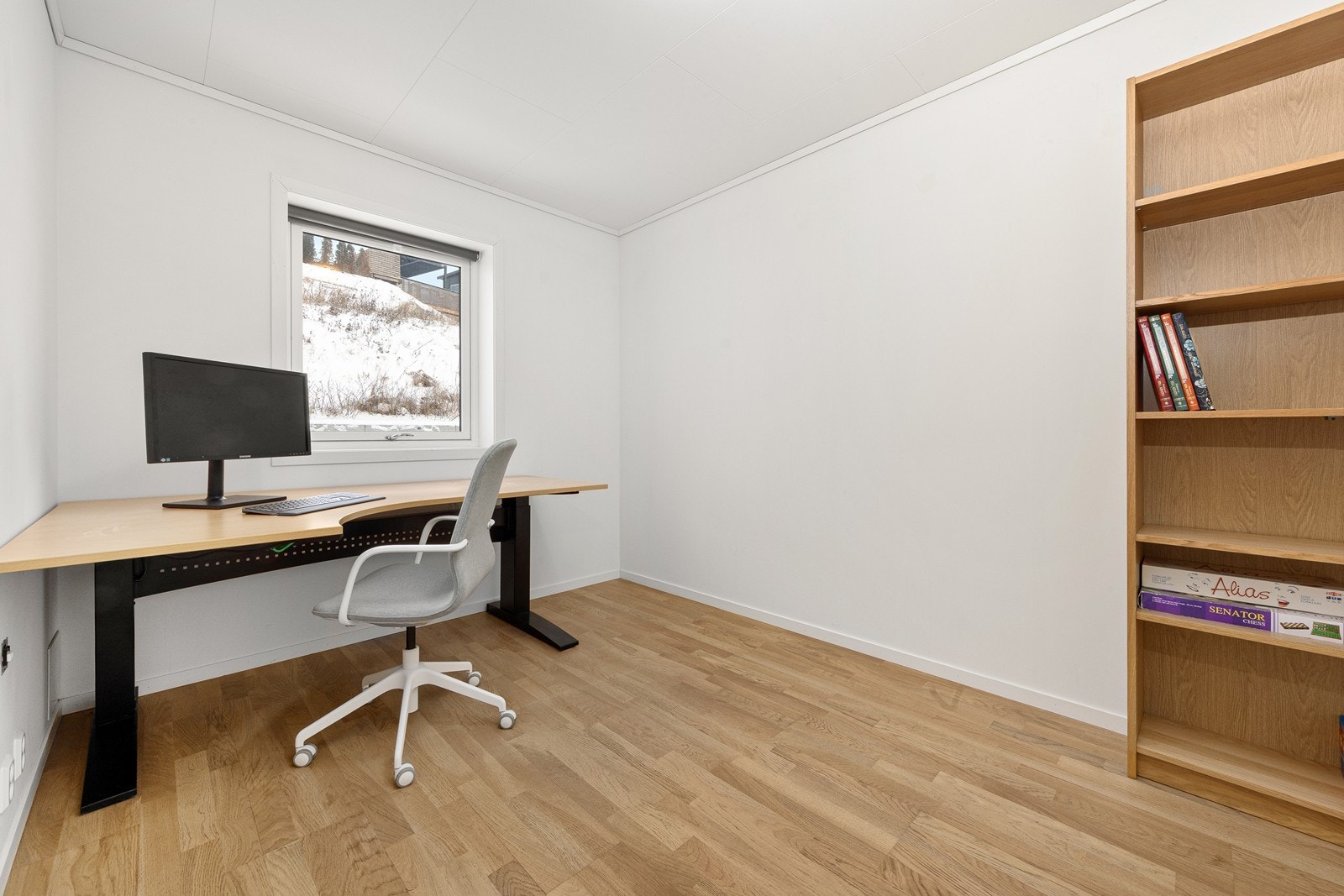 Soverom 5: Brukes i dag som hjemmekontor, men kan enkelt innredes etter behov og ønske. Galleribilde