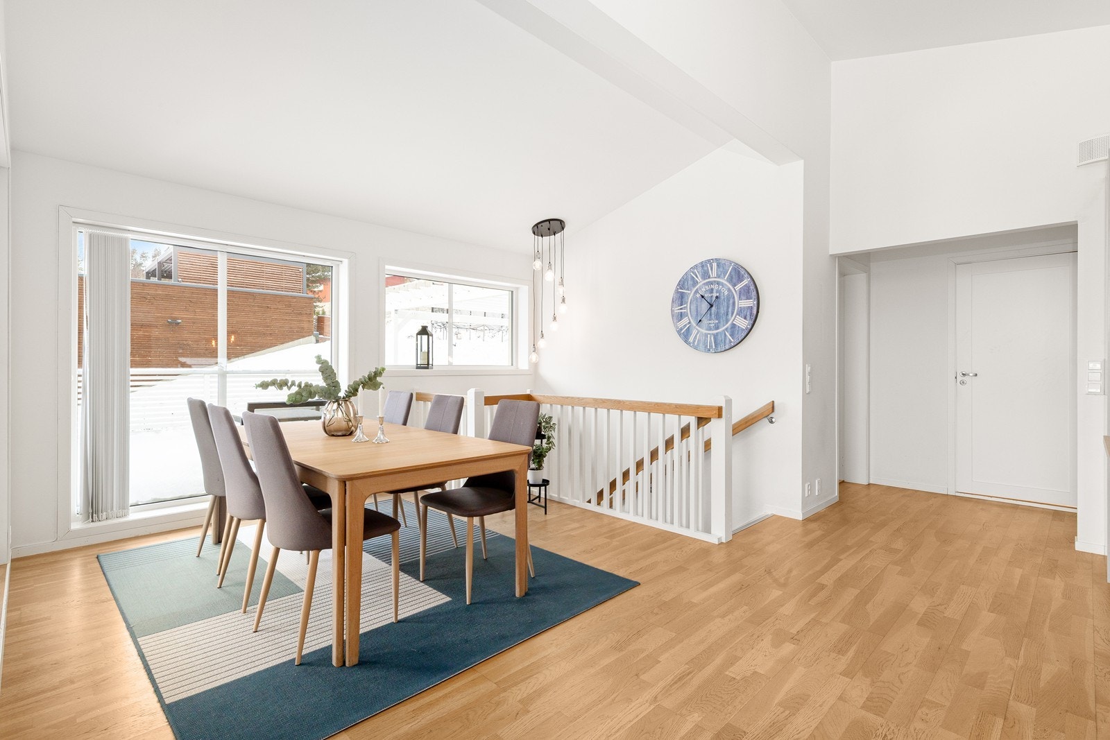 Kjøkkenet har også god plass til spisebord, og de store vinduene sørger for et godt lysinnslipp. Galleribilde