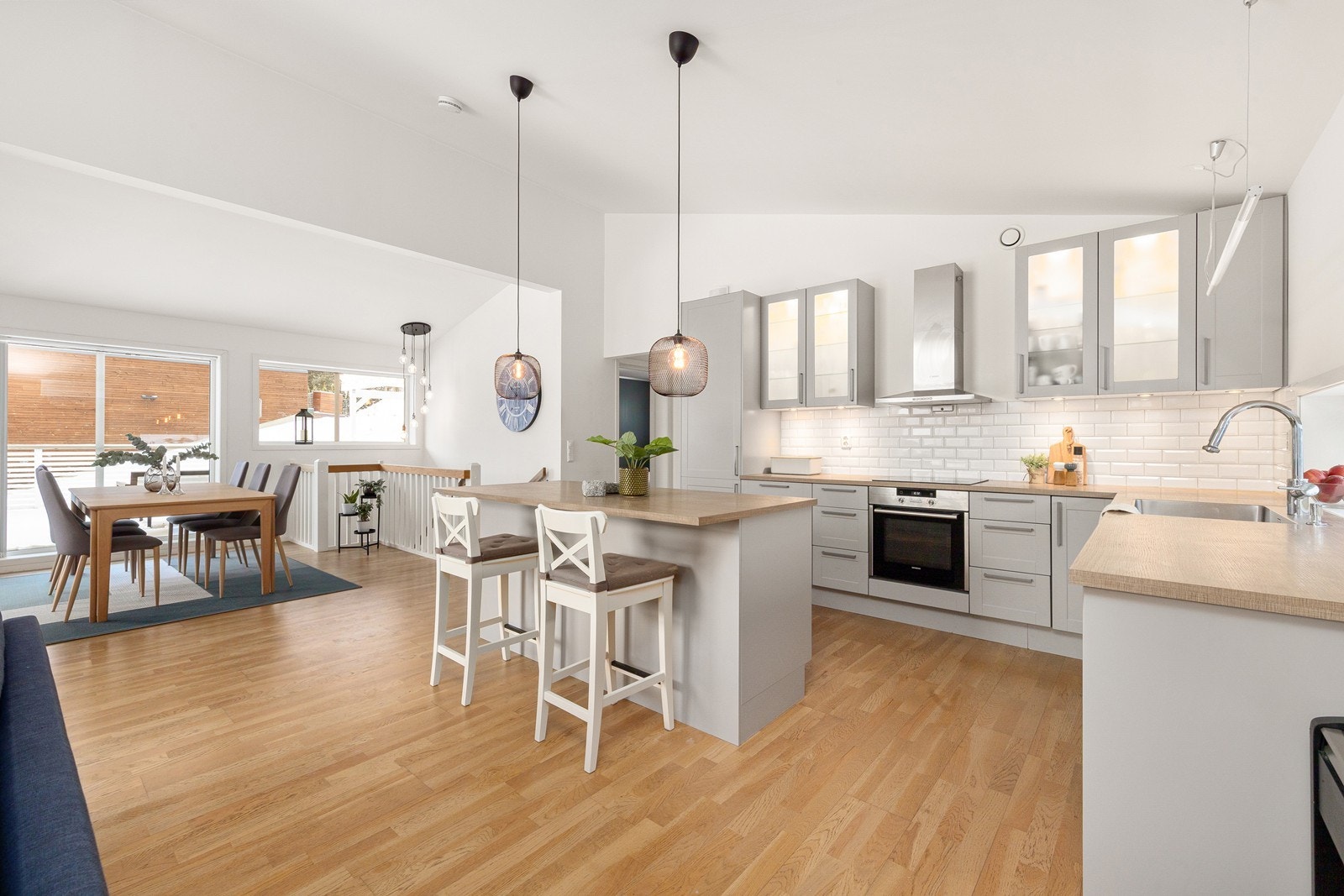 Kjøkkenet er utstyrt med integrerte hvitevarer bestående av kjøleskap, oppvaskmaskin, induksjonstopp, stekeovn, vannstoppsystem og komfyrvakt. Galleribilde