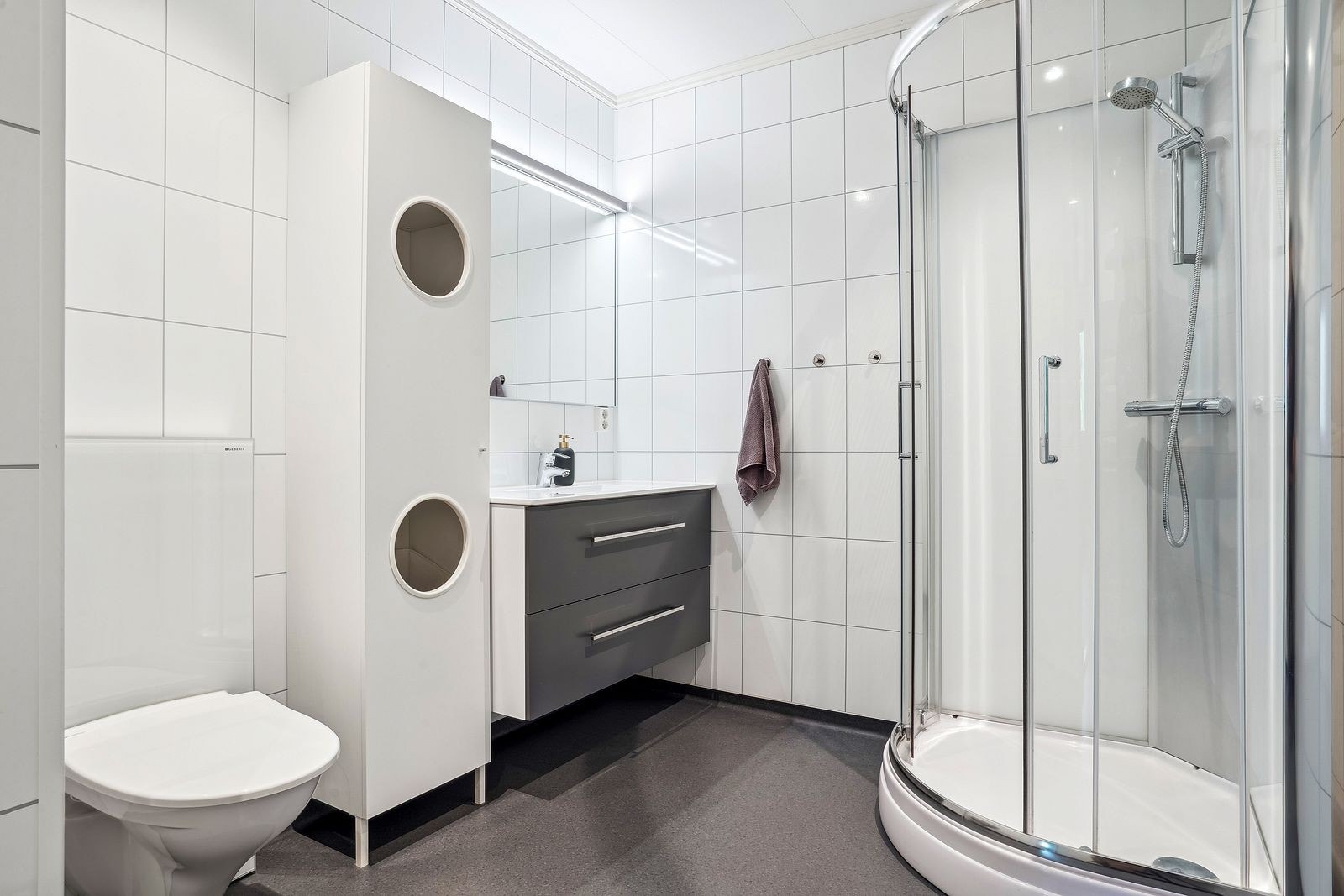 Badet på 6,5 m² fremstår lyst og innbydende, med moderne materialvalg. Galleribilde