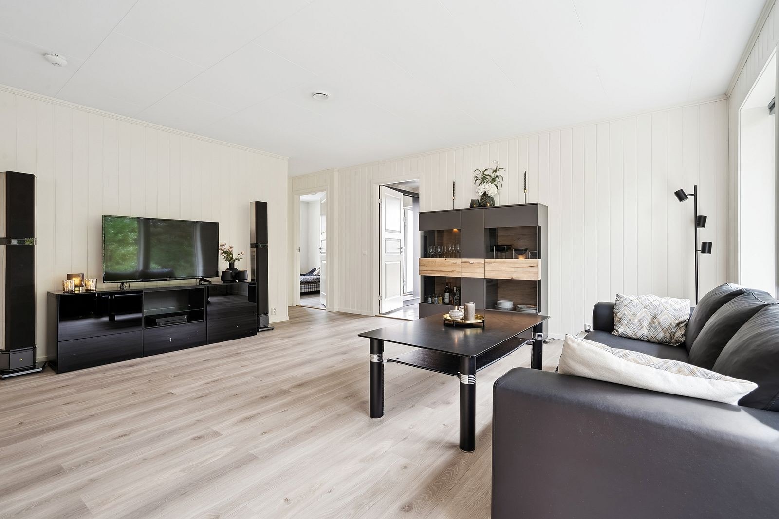 Boligens innhold er entré, vaskerom, tre soverom, stort stue/kjøkken areal og et flott bad. Videre er det utgang til terrasse fra stuen. Galleribilde