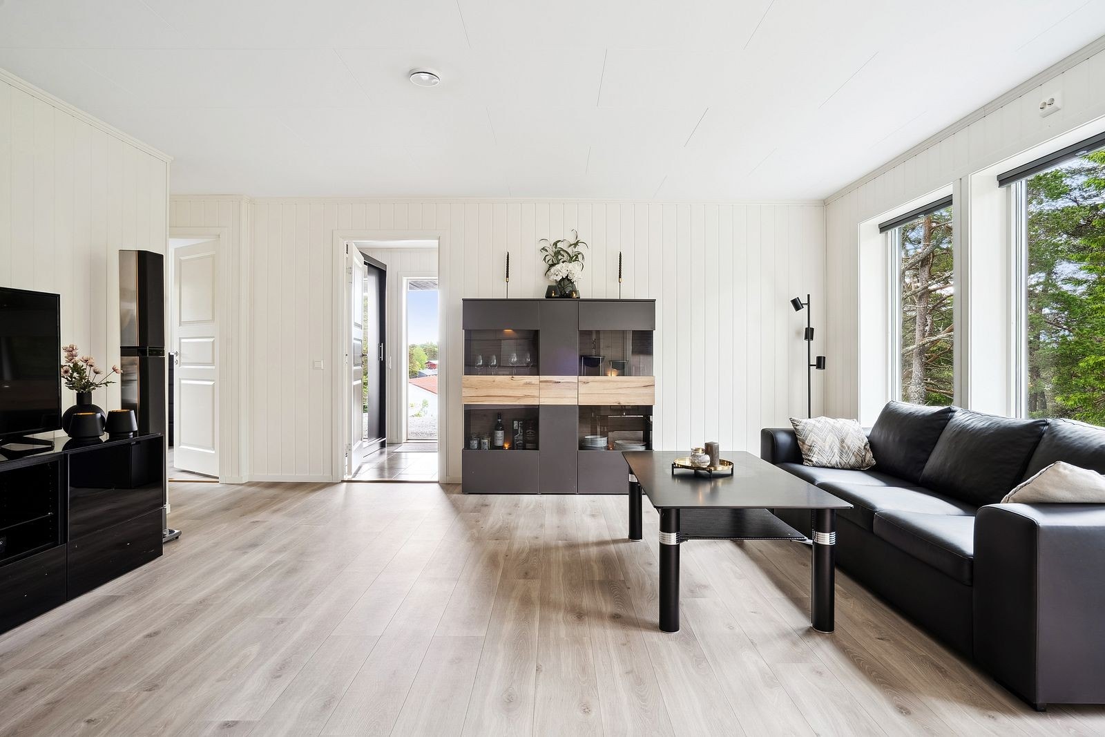 Halvpart av tomannsbolig med moderne kvaliteter i form av vannbåren gulvvarme, balansert ventilasjonsanlegg og gode parkeringsmuligheter utenfor. Galleribilde