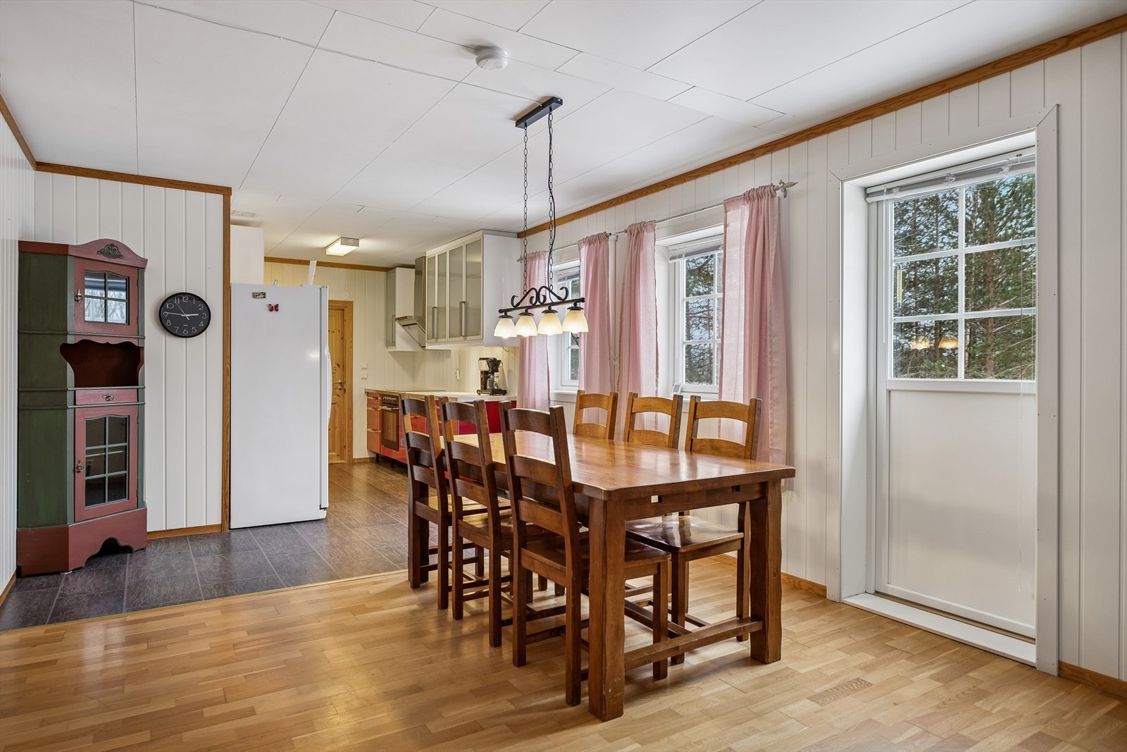 Spisestuen fungerer som et naturlig bindeledd mellom kjøkkenet og stueområdet. Galleribilde