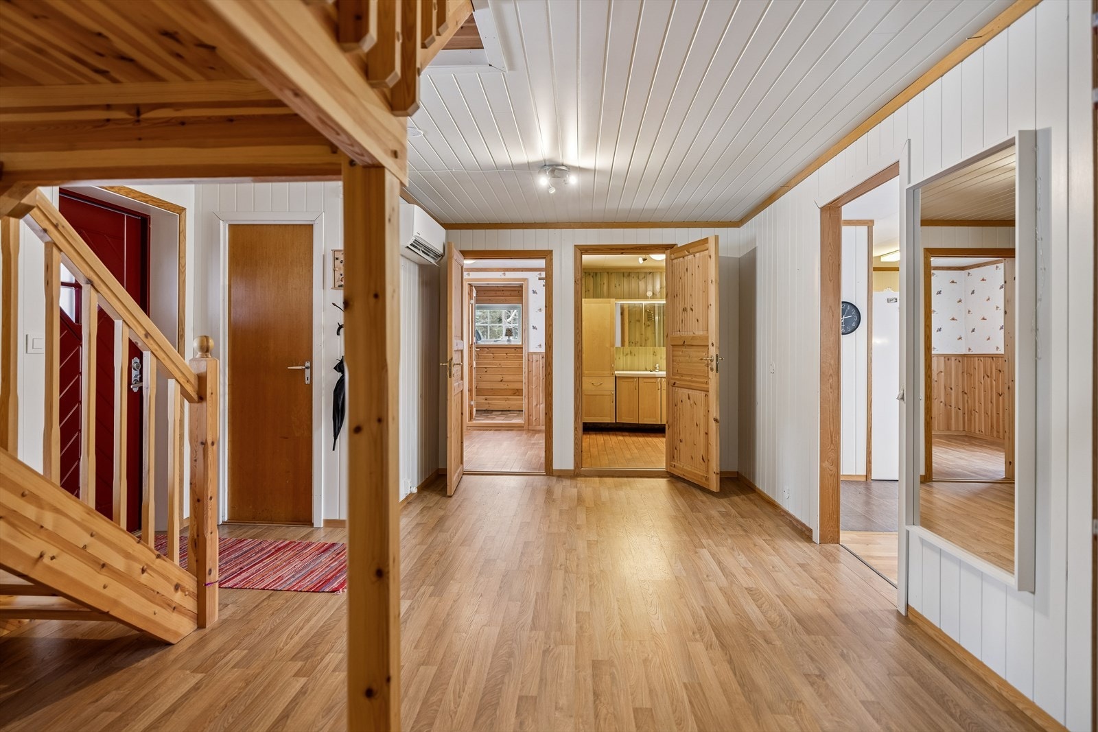 Fra gangen er det tilgang til etasjens ulike rom, samt den lakkerte tretrappen opp til andre etasje. Galleribilde