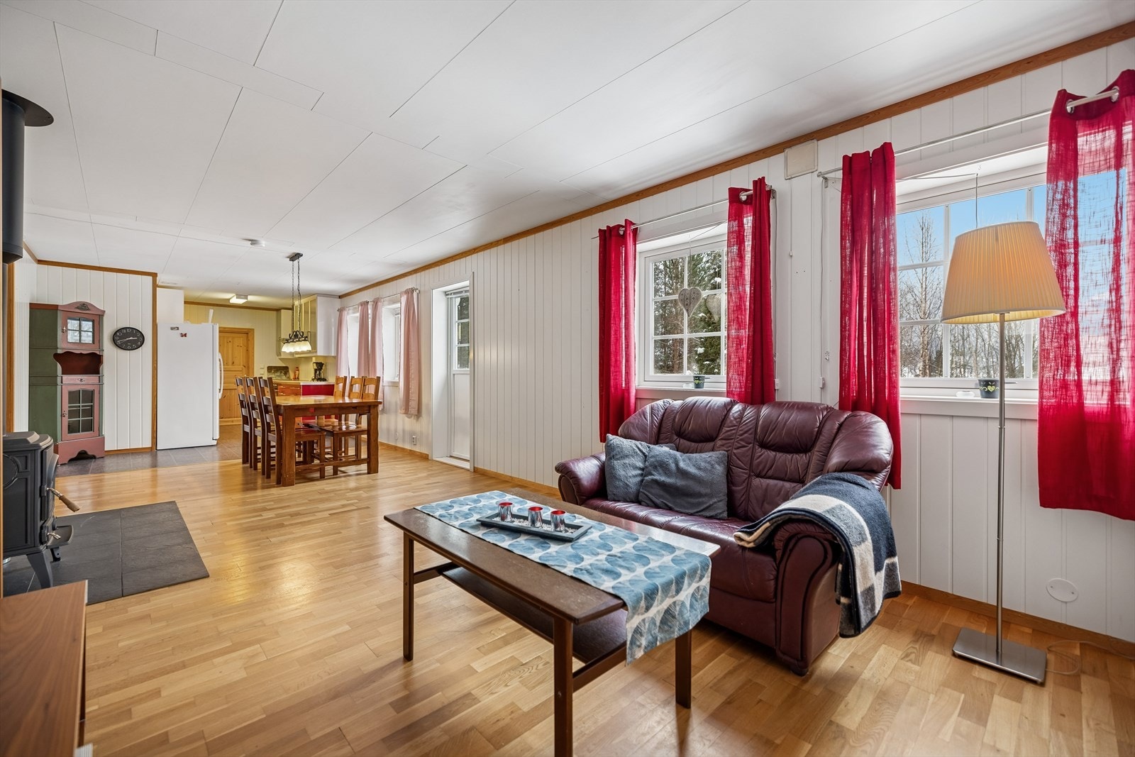 Stuen i første etasje har en åpen løsning mot spiseplass og kjøkken. Galleribilde