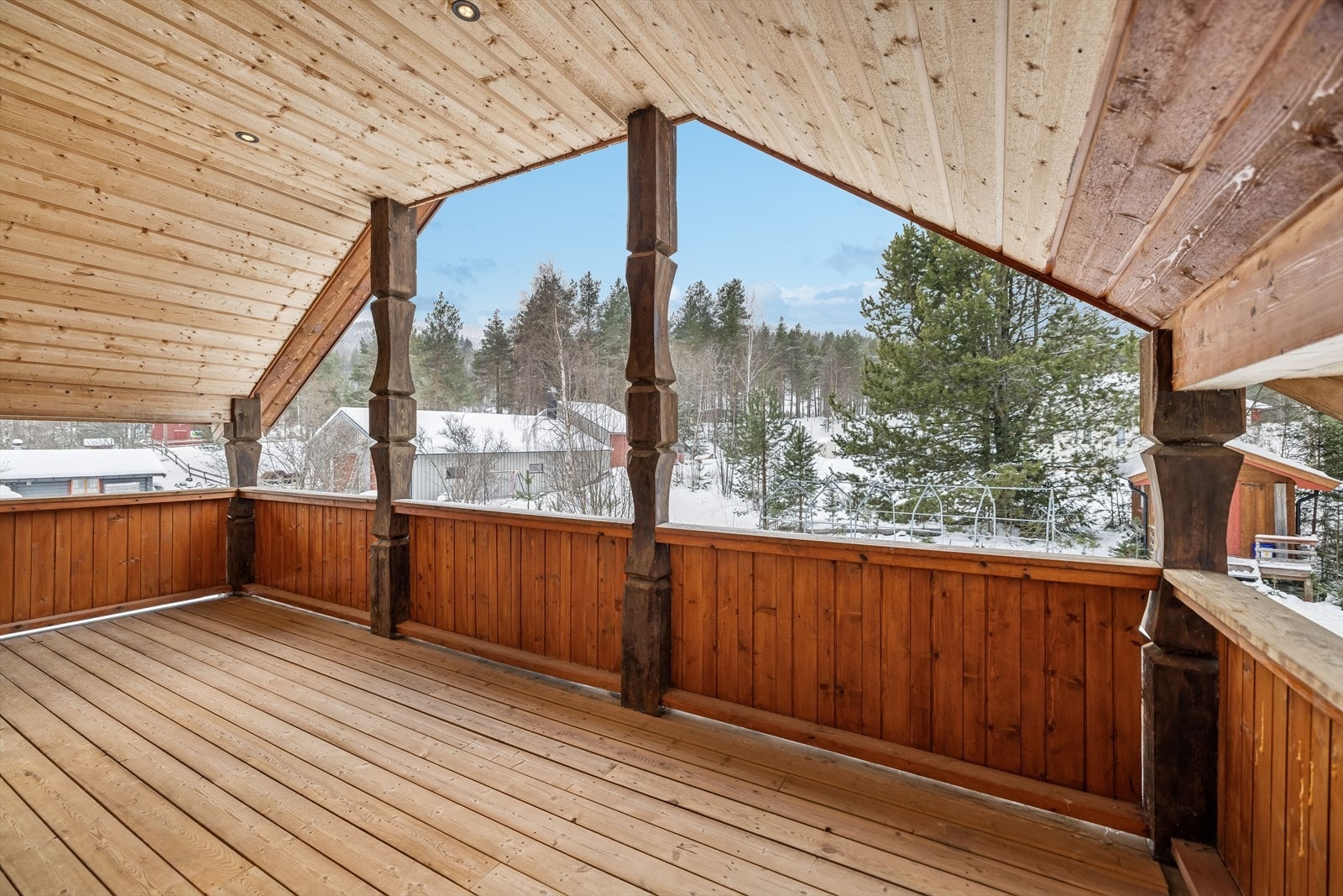 Den overbygde verandaen i andre etasje gir en lun og fin uteplass med utsyn over nærområdet. Galleribilde