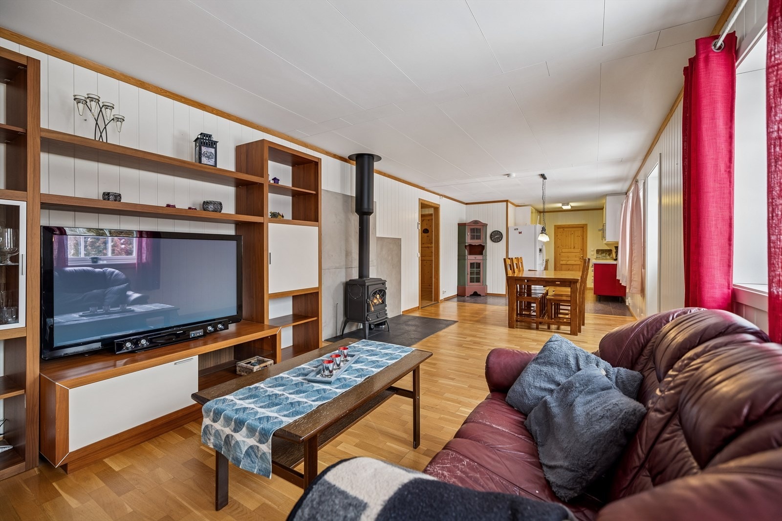 En Dovre peisovn fra 2012 gir både varme og en hyggelig atmosfære i stuen. Galleribilde