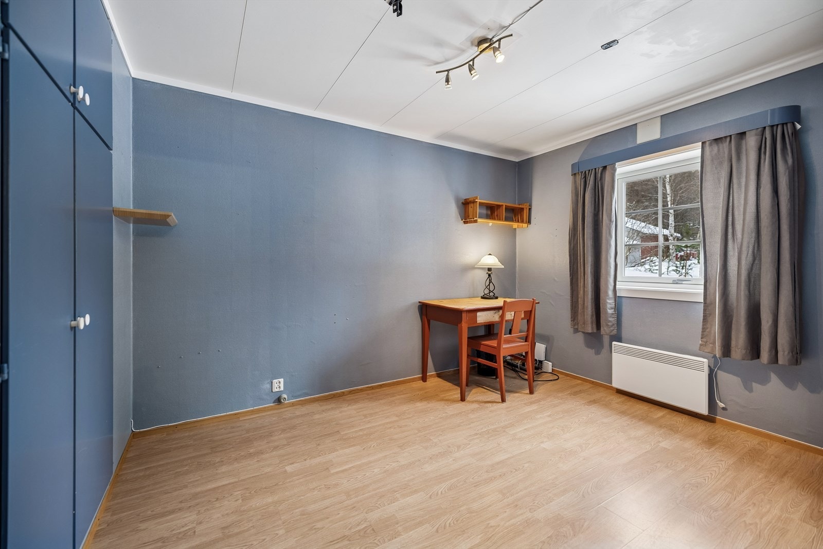 Soverommet i 1.etasje med god plass til seng og oppbevaringsløsninger. Galleribilde