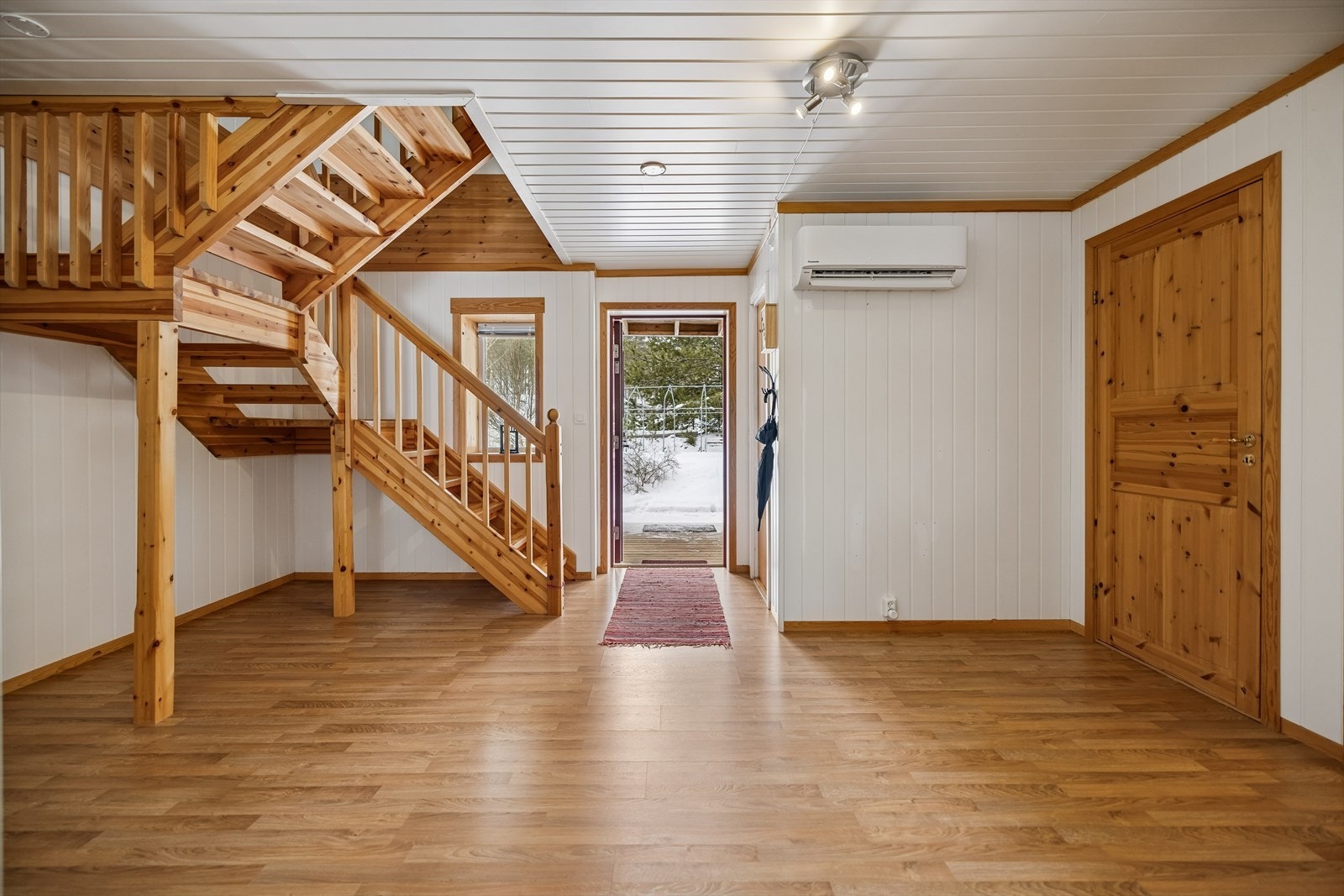 En romslig entré ønsker velkommen. Her er det installert en Panasonic luft-luft varmepumpe fra 2019. Galleribilde