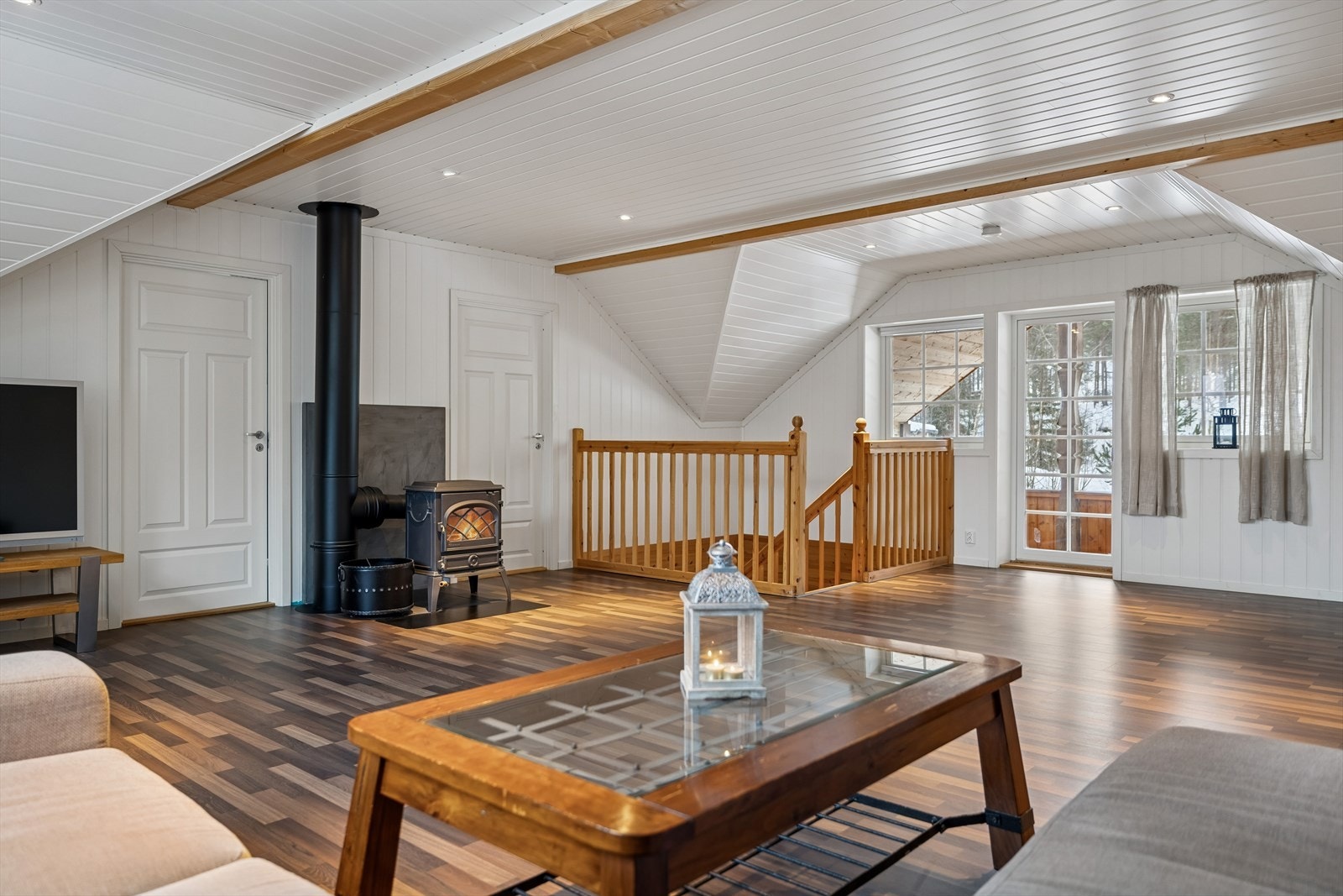 Også her er det en Dovre peisovn som sørger for effektiv oppvarming og hygge. Galleribilde