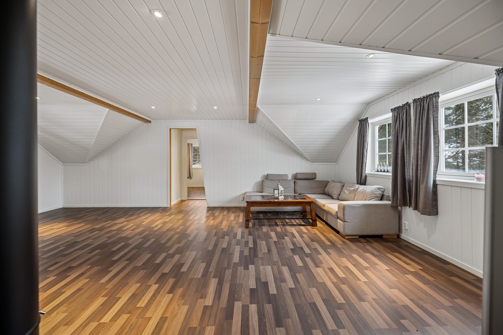 Fra stuen er det utgang til en overbygd lufteveranda på 16 m². Galleribilde