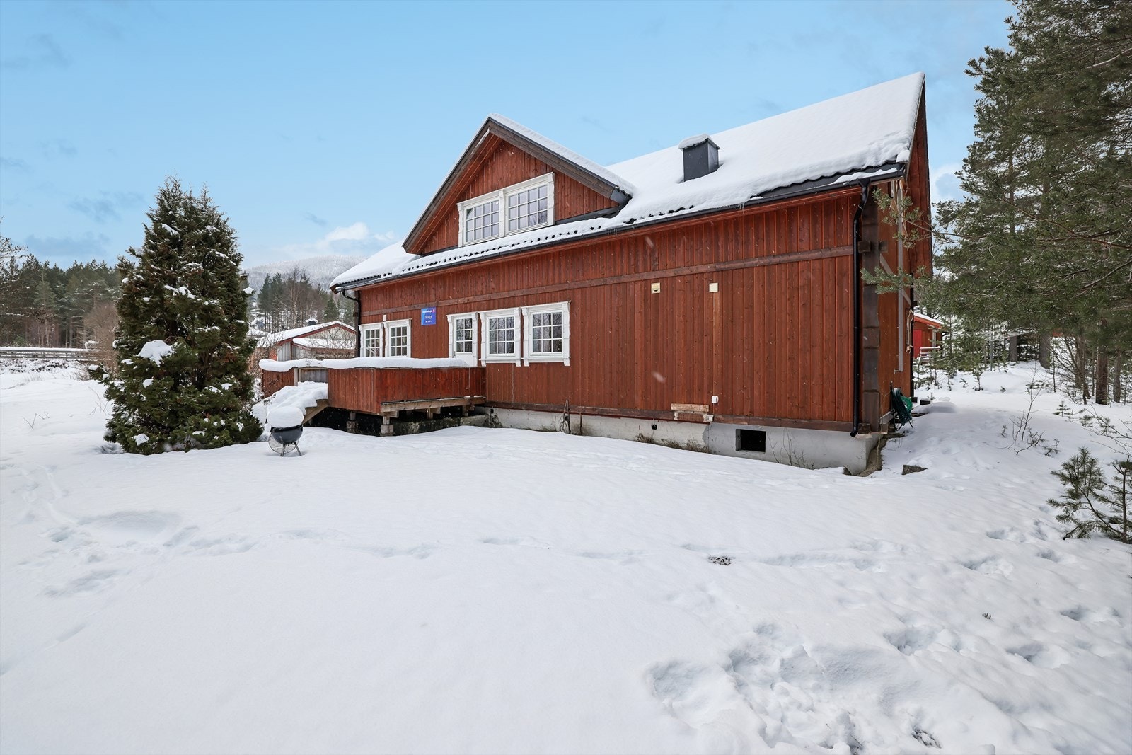 Boligen har en solid konstruksjon med etterisolerte vegger og stålplatetak fra 2012. Galleribilde