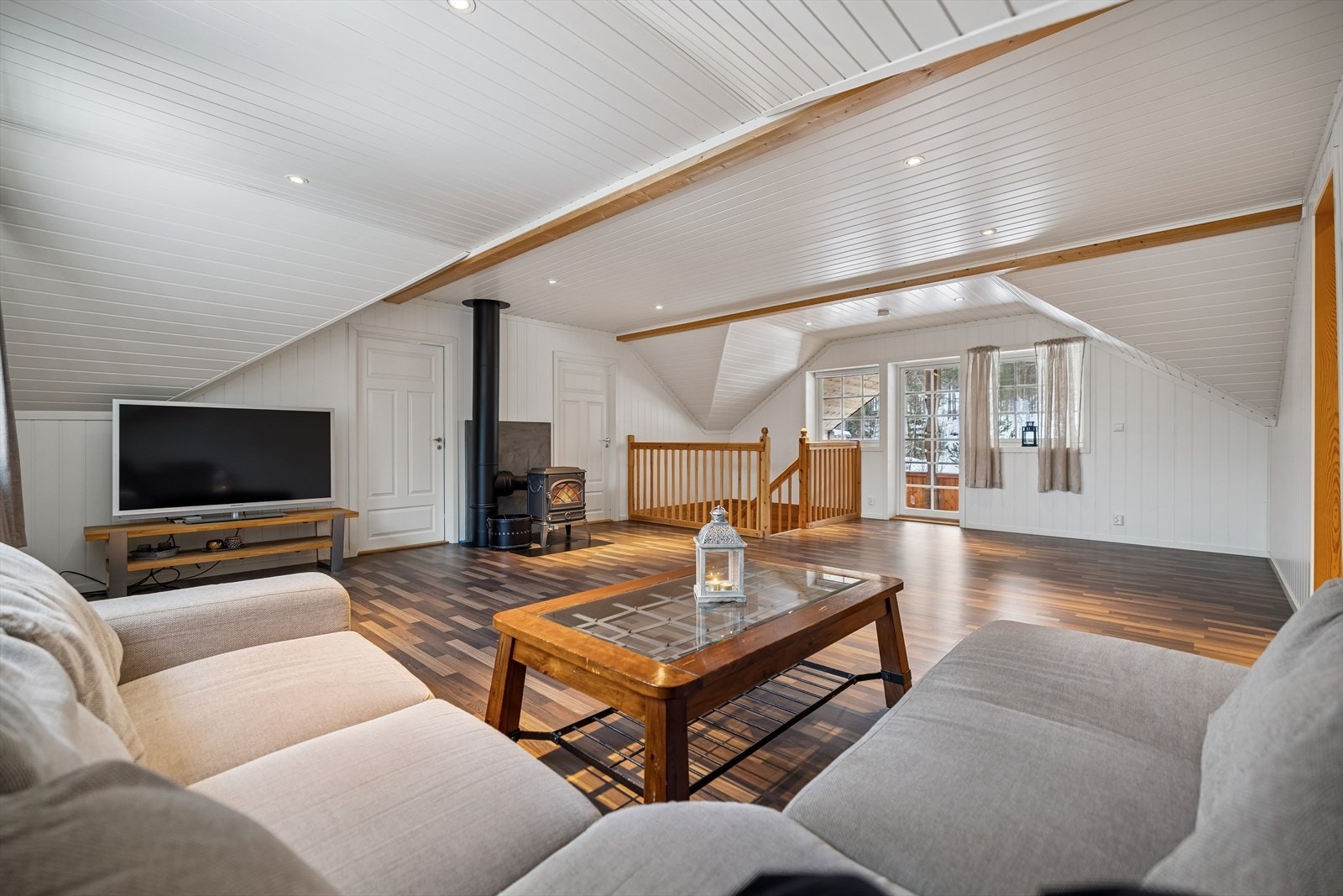 Store gulvflater og god takhøyde gir en luftig følelse i rommet. Galleribilde