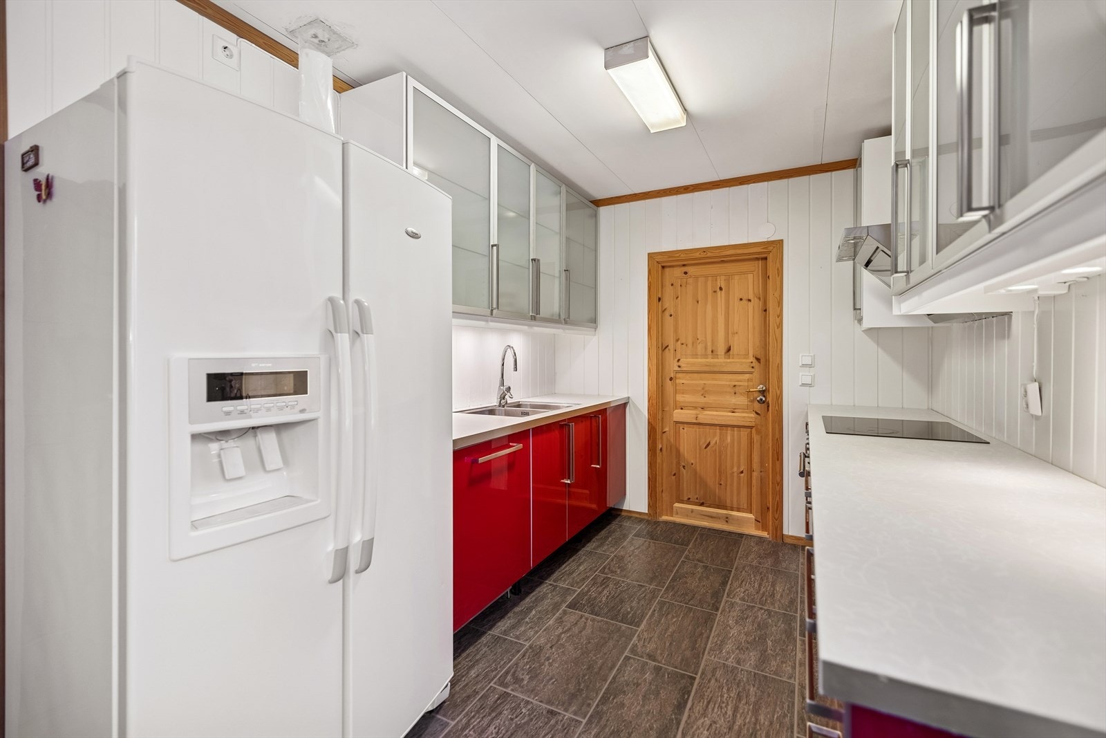 Godt med benke- og skapplass, med laminat benkeplate og ventilator i børstet stål. Galleribilde