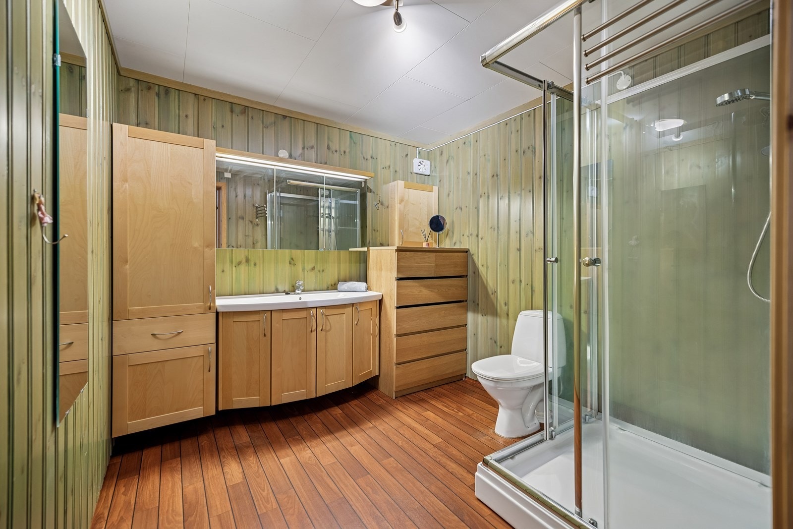 Badet i første etasje ble rehabilitert i 2009-2010 og har elektriske varmekabler i gulvet. Galleribilde