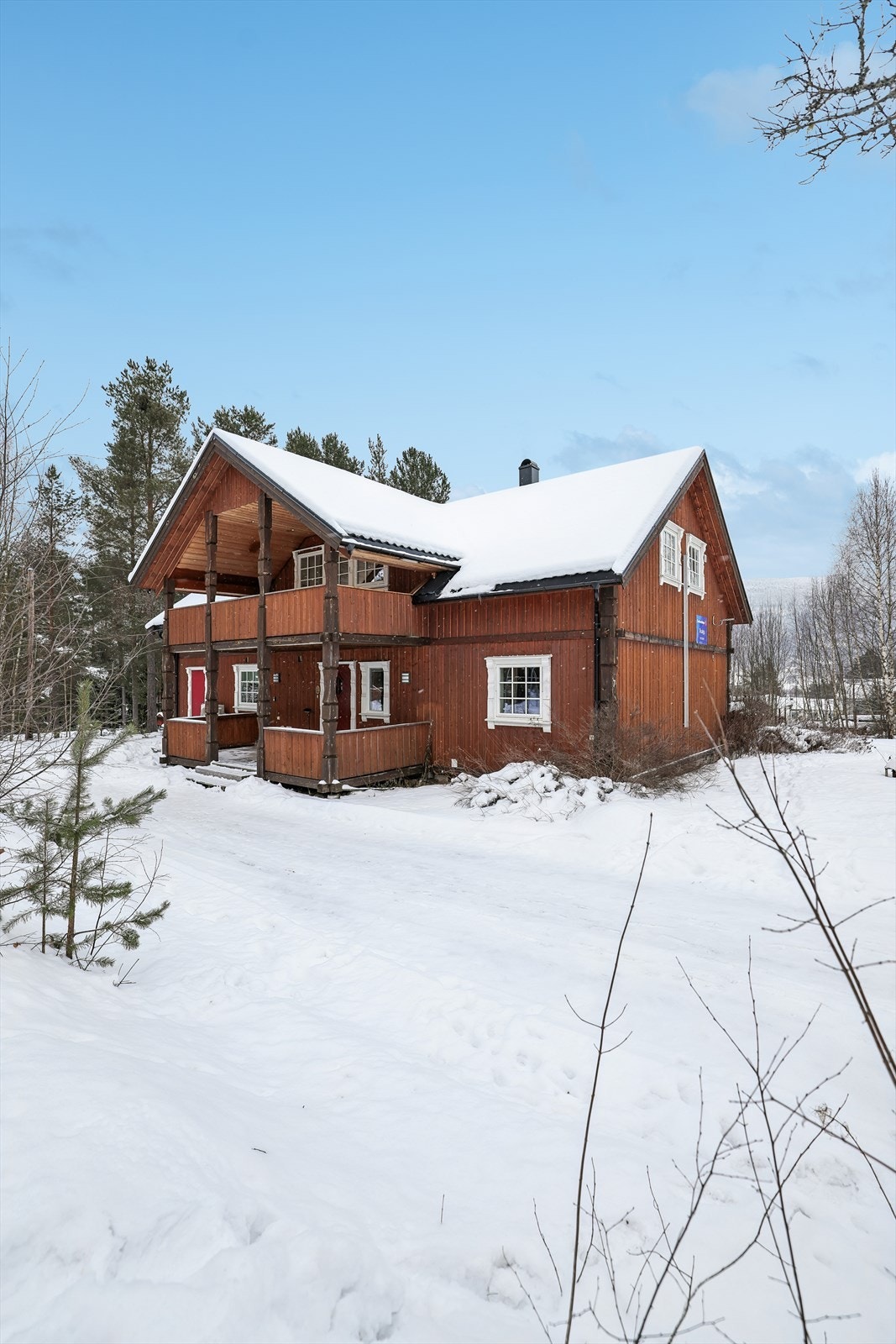 Boligen ligger i et svakt hellende terreng med gode avrenningsforhold. Galleribilde