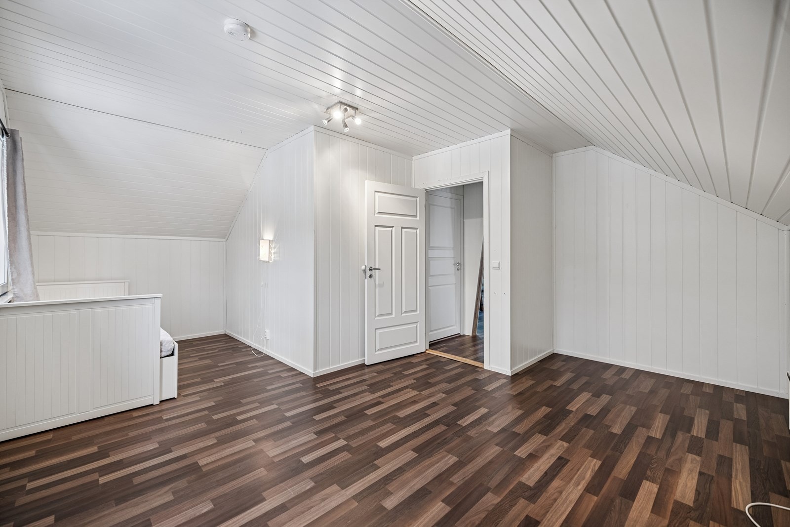 Soverommet har flere møbleringsmuligheter med god plass. Galleribilde