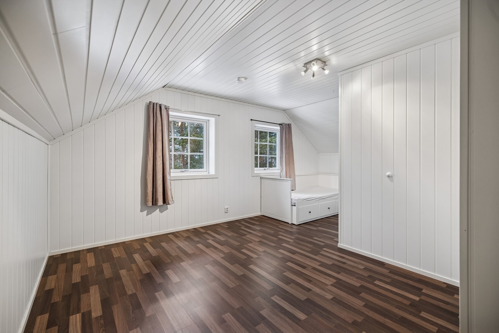 Lyst og innbydende soverom med rikelig plass til seng og garderobeløsning. Galleribilde