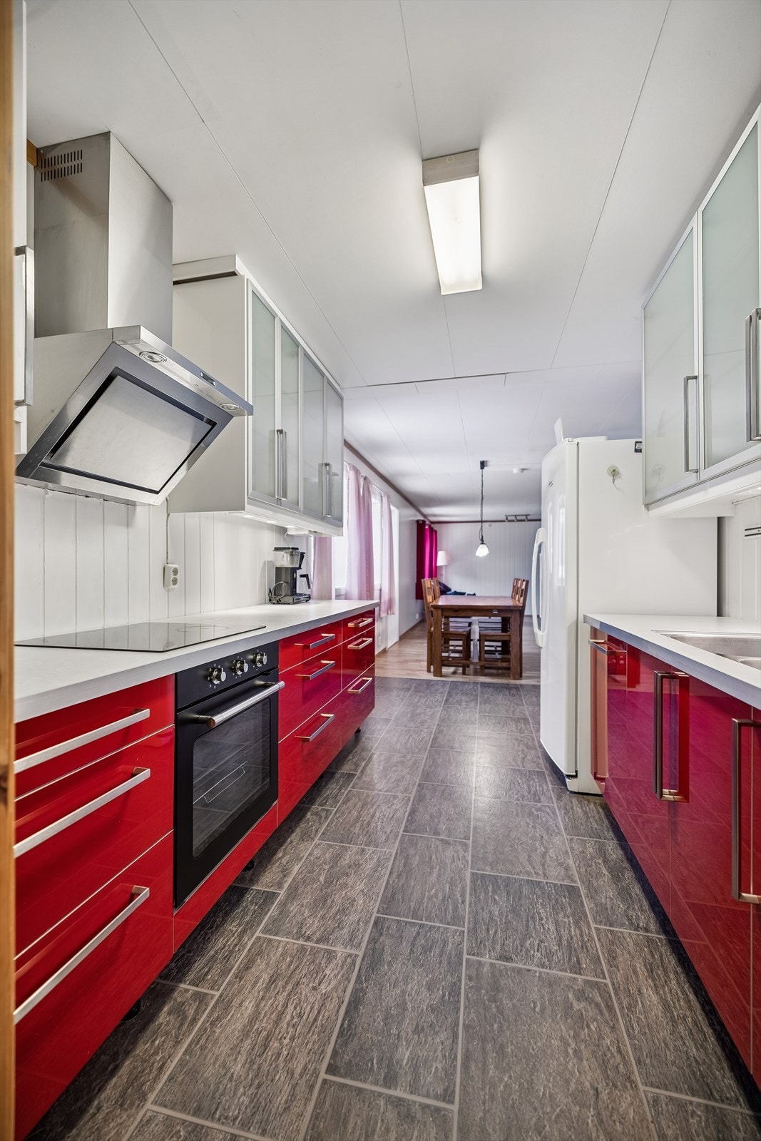 Kjøkkenet fra 2012 har høyglans innredning, integrert komfyr og nedfelt platetopp. Galleribilde